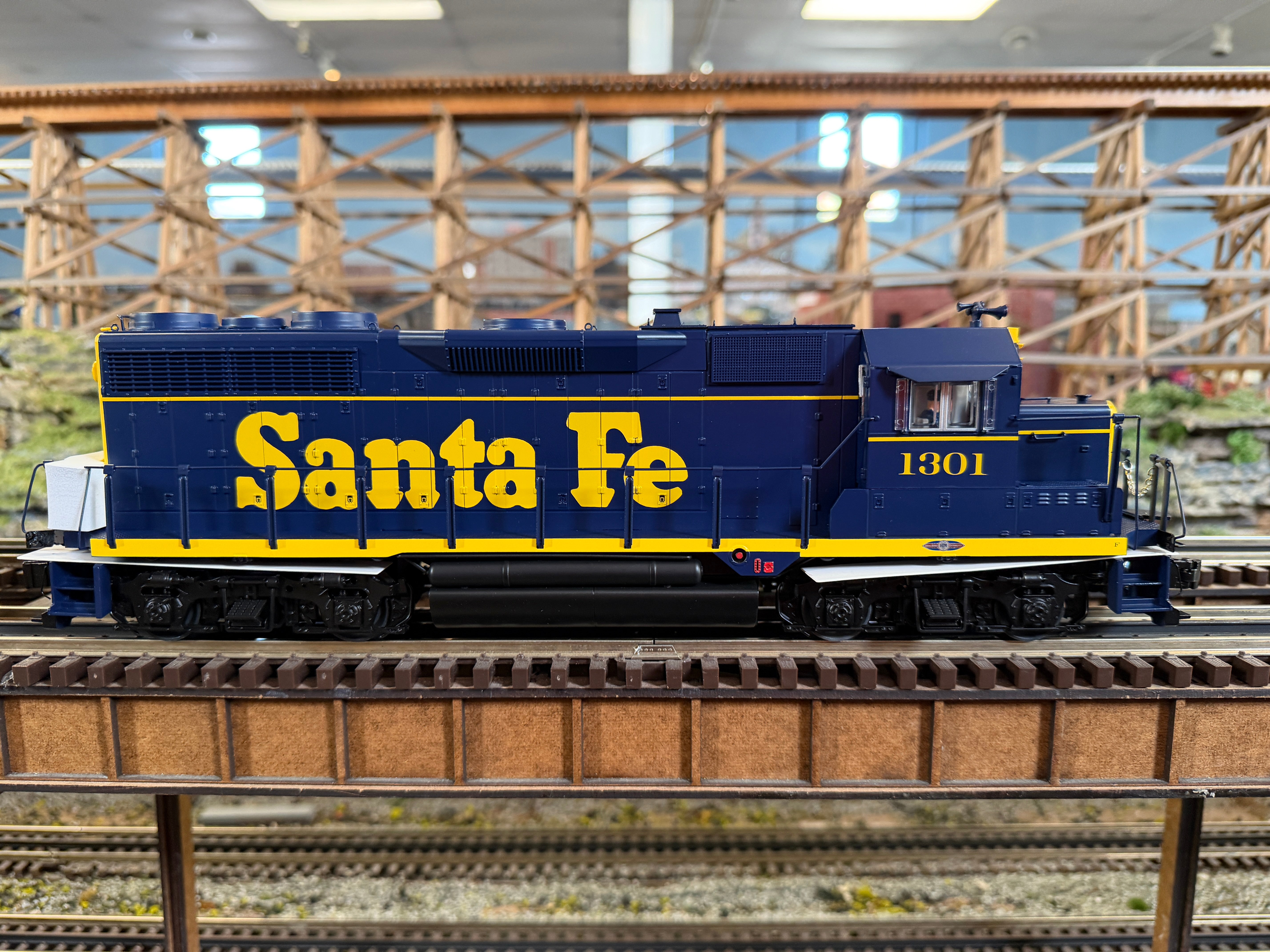 Lionel 2533752 - Legacy GP35 Diesel Locomotive "Santa Fe" #1323