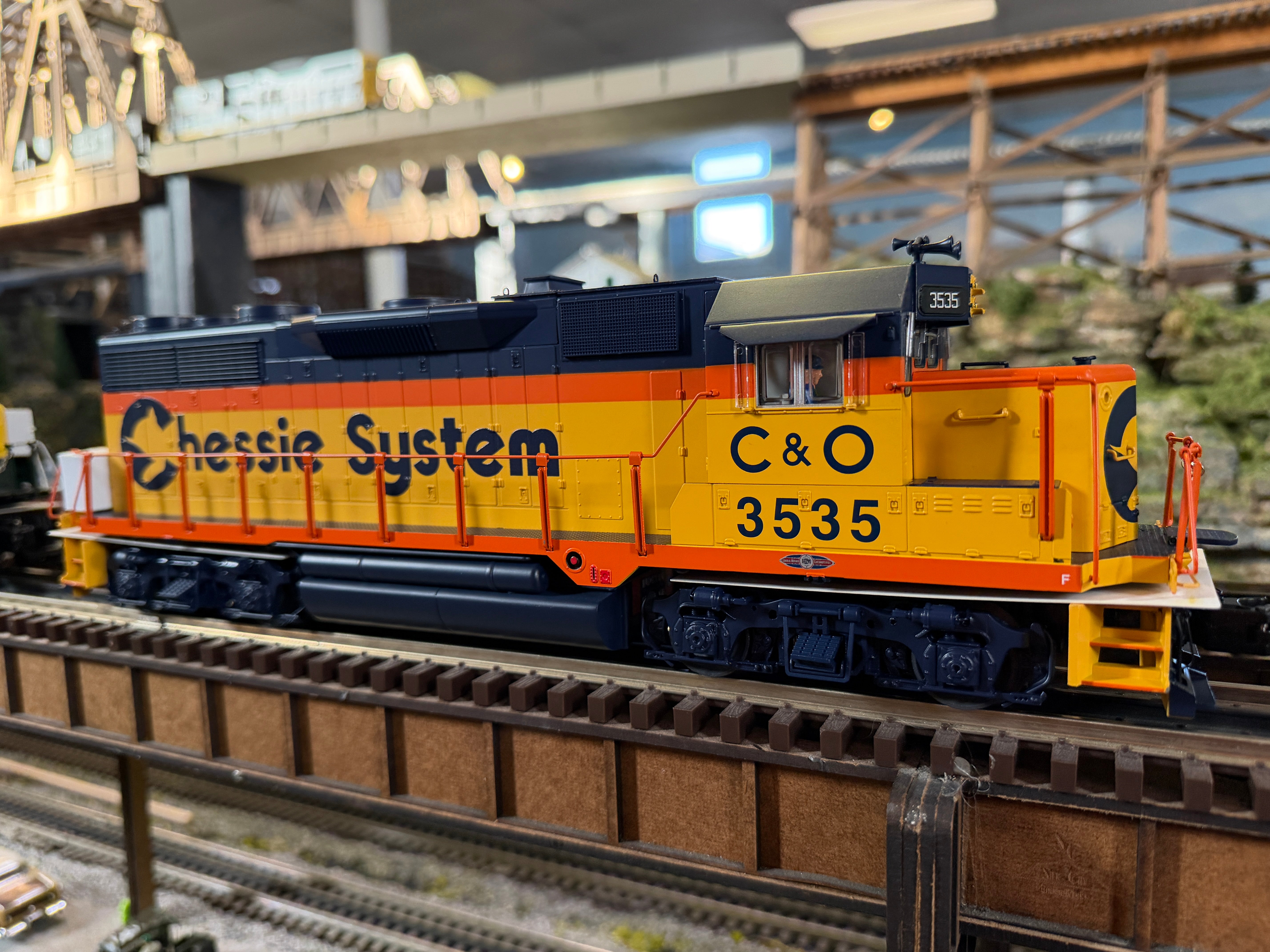 Lionel 2533771 - Legacy GP35 Diesel Locomotive "Chessie System" #3535 (Chesapeake & Ohio)
