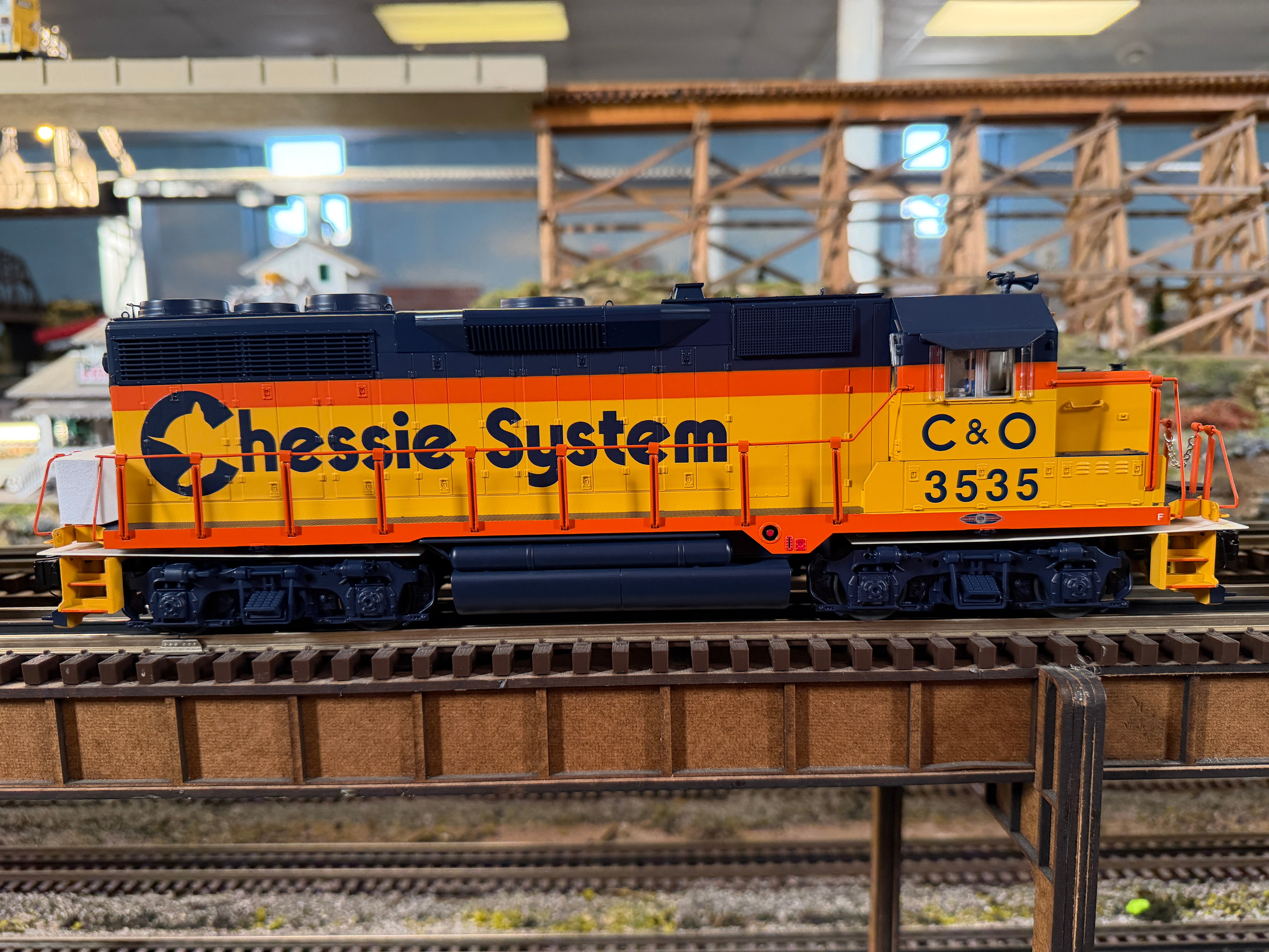 Lionel 2533771 - Legacy GP35 Diesel Locomotive "Chessie System" #3535 (Chesapeake & Ohio)