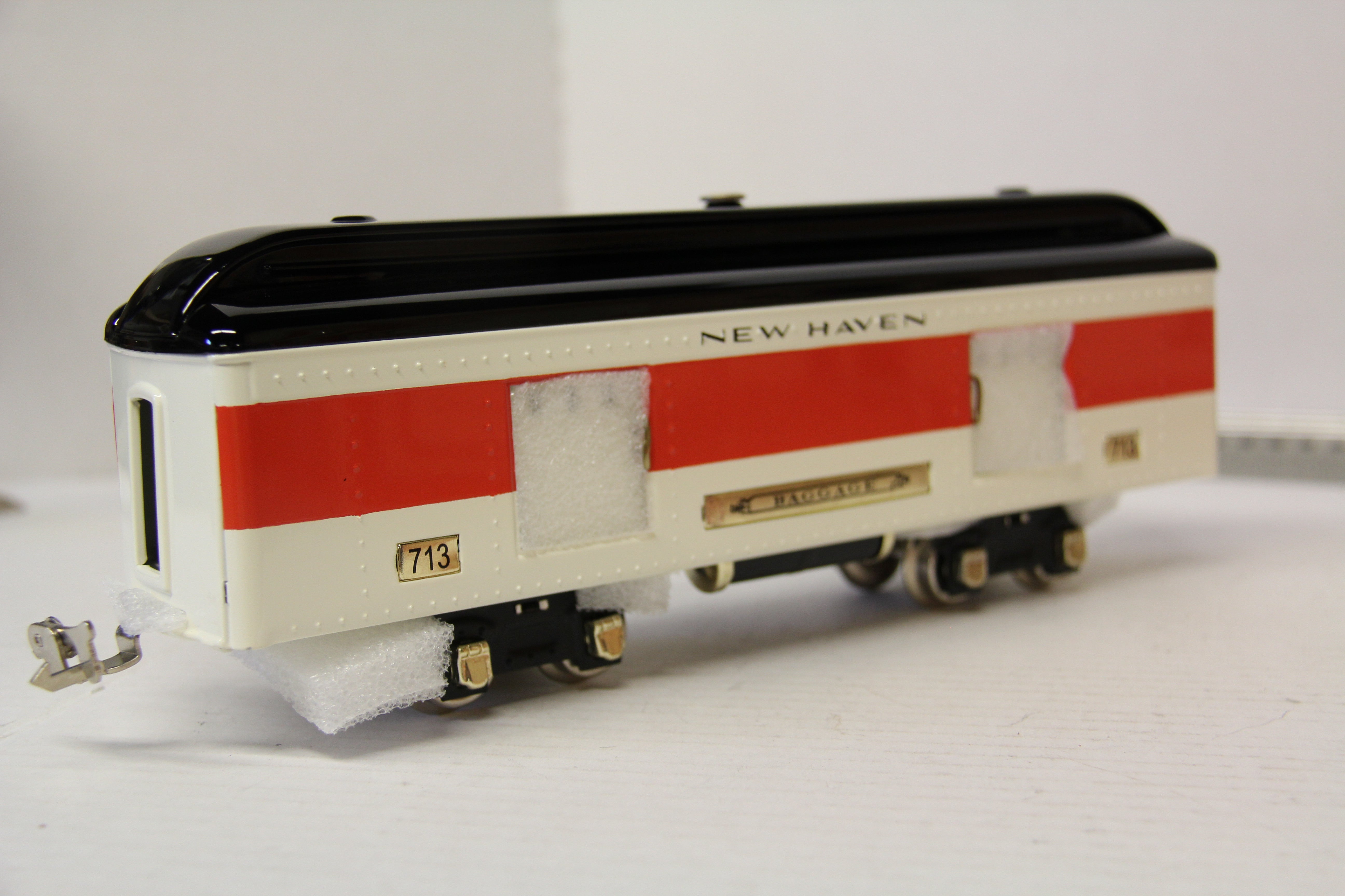 Lionel 11-80053 & 11-80054- New Haven 710 Series O Gauge 2 Car Passenger Set -Second hand-M4636