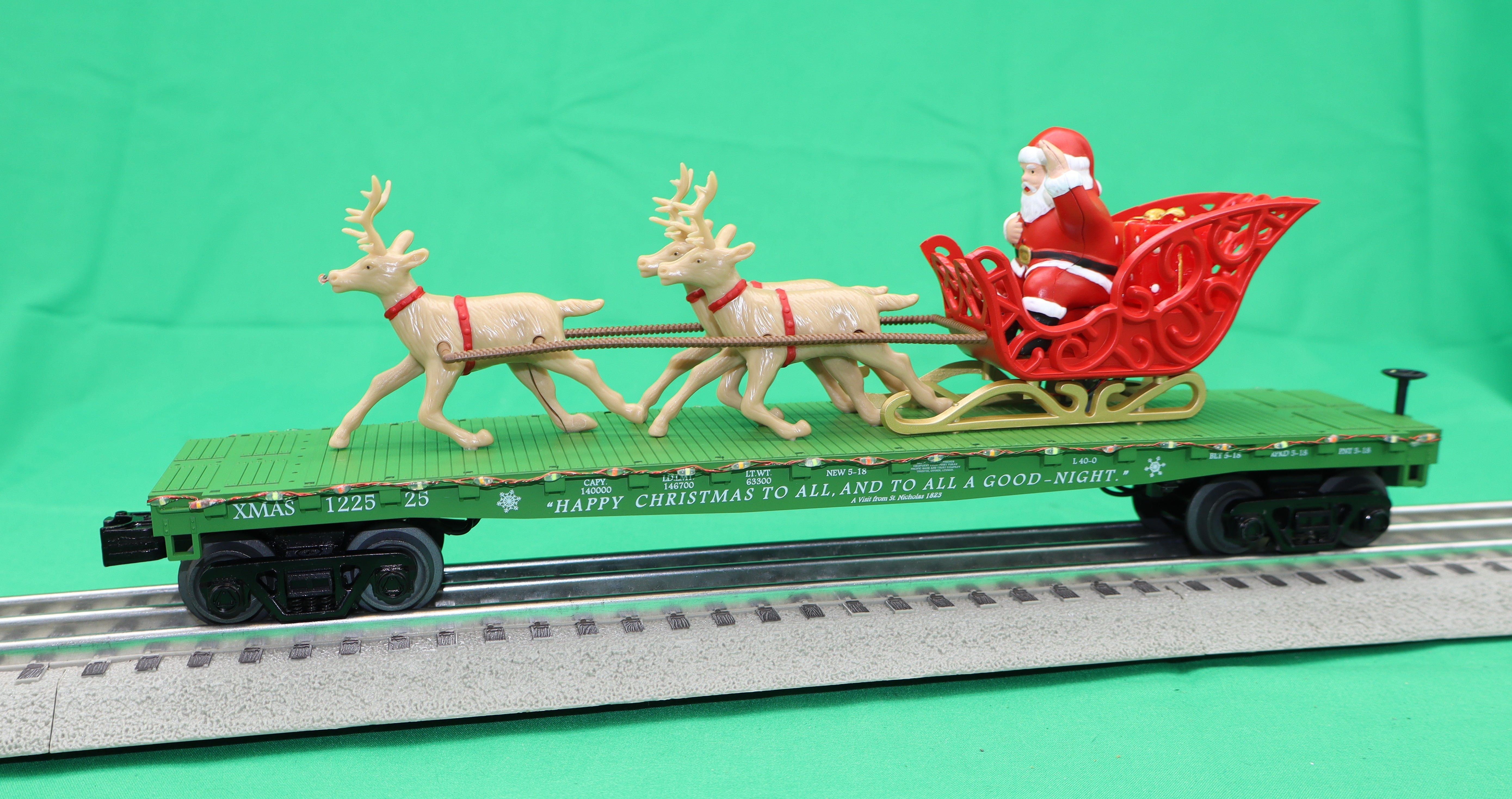 MTH 30-76940 - Flat Car "Christmas" #122525 w/ LED Lights, Santa Sleigh & Reindeer