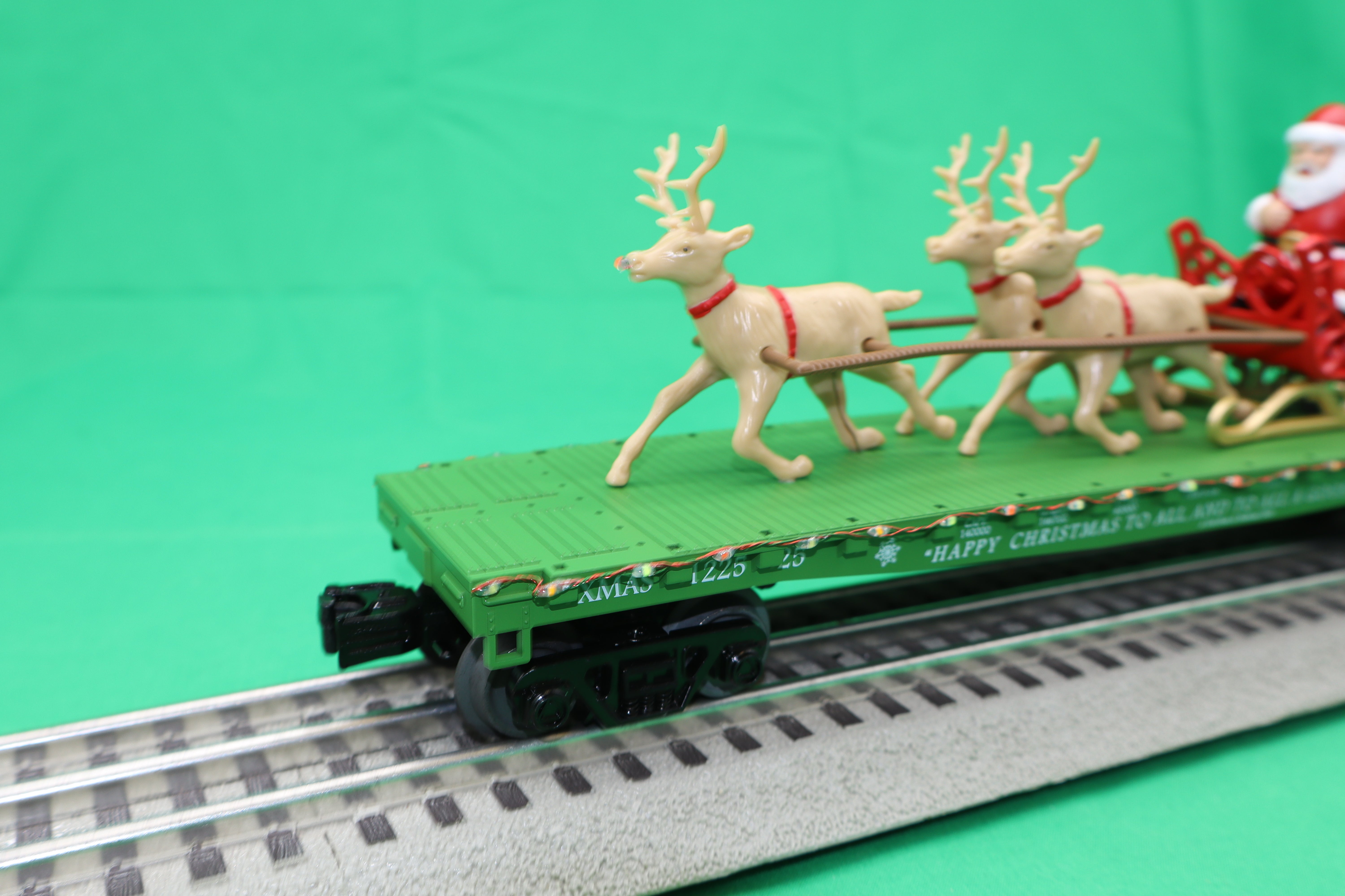 MTH 30-76940 - Flat Car "Christmas" #122525 w/ LED Lights, Santa Sleigh & Reindeer