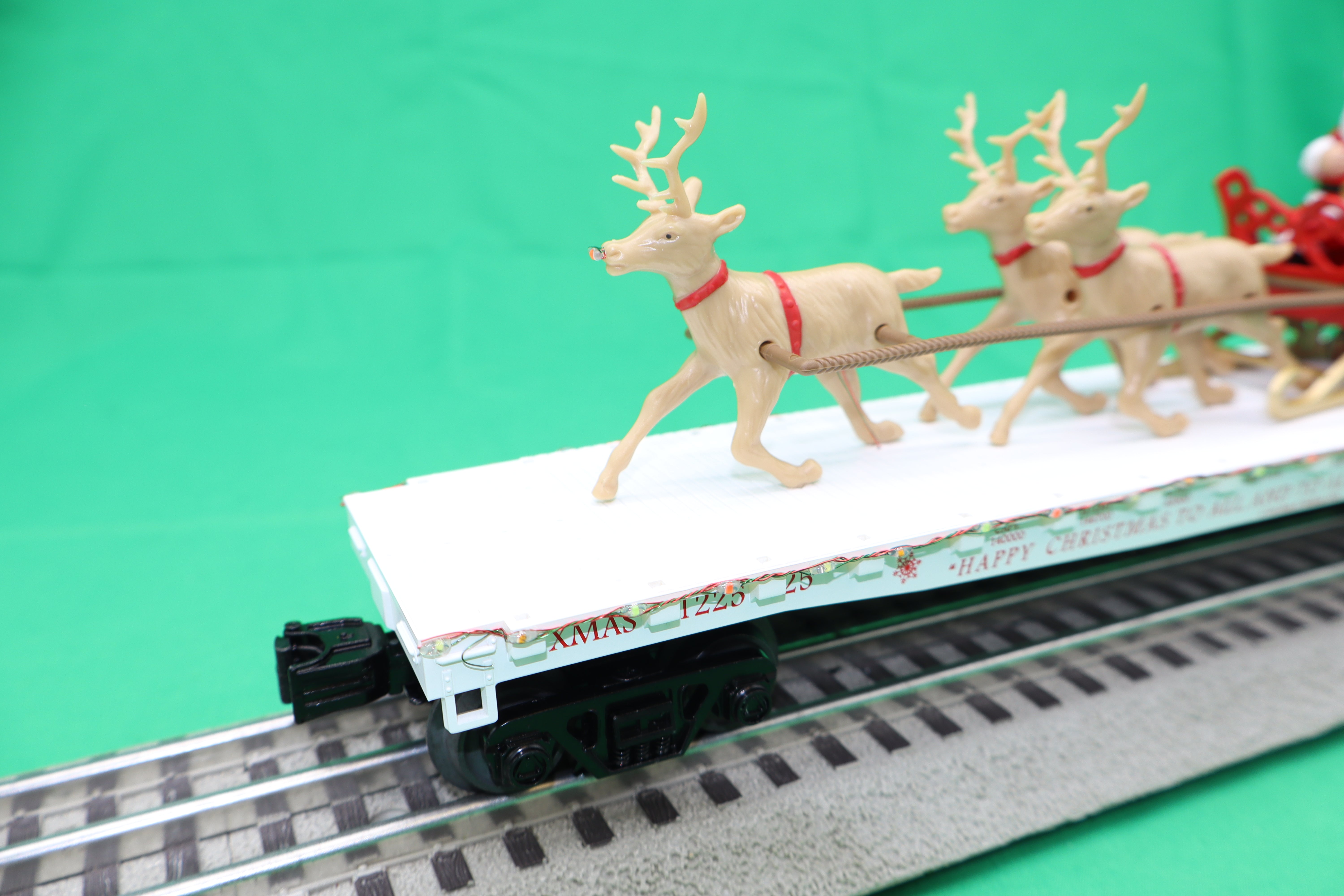 MTH 30-76941 - Flat Car "Christmas" #122525 w/ LED Lights, Santa Sleigh & Reindeer