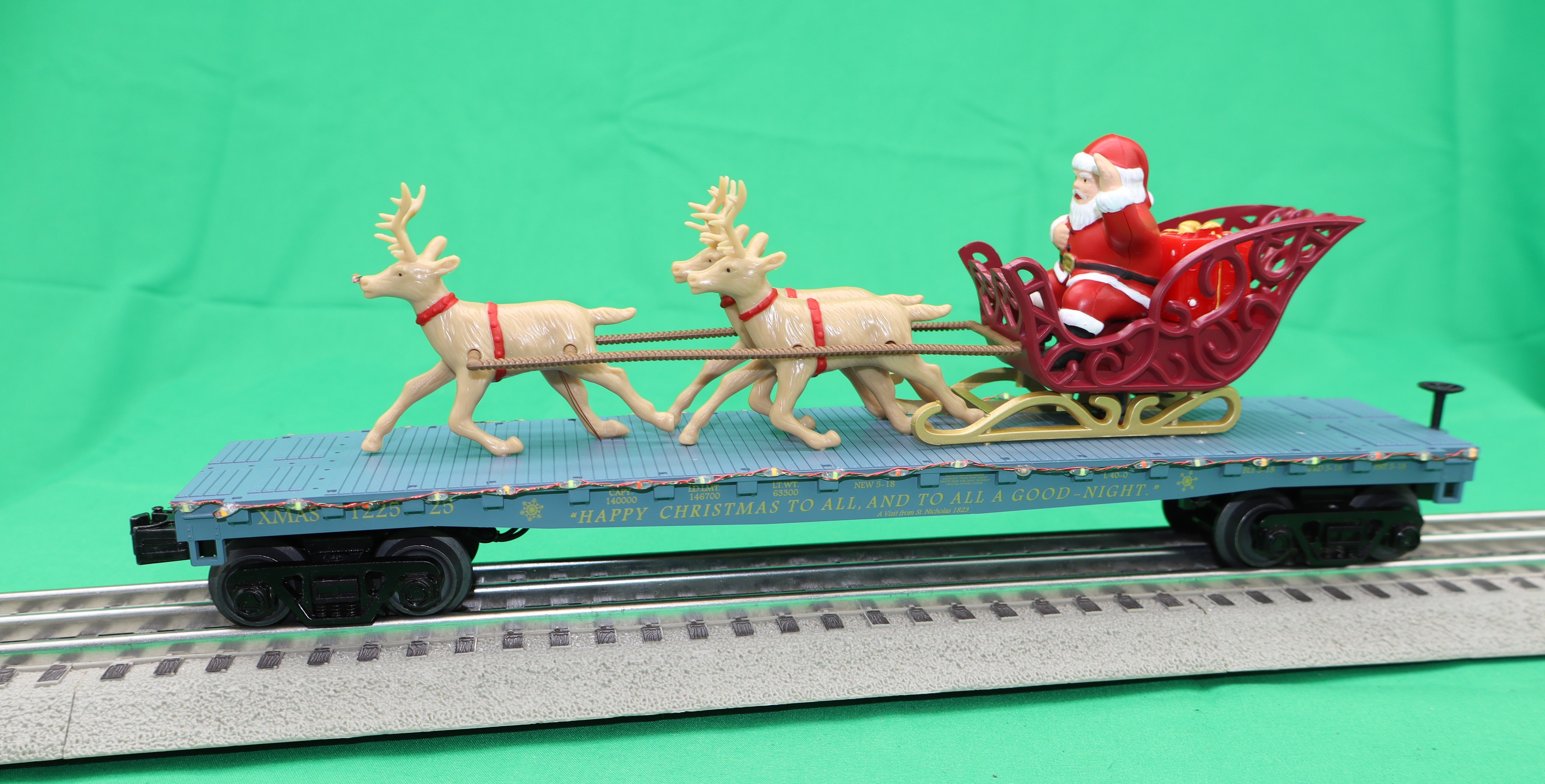 MTH 30-76945 - Flat Car "North Pole" #122525 w/ LED Lights, Santa Sleigh & Reindeer
