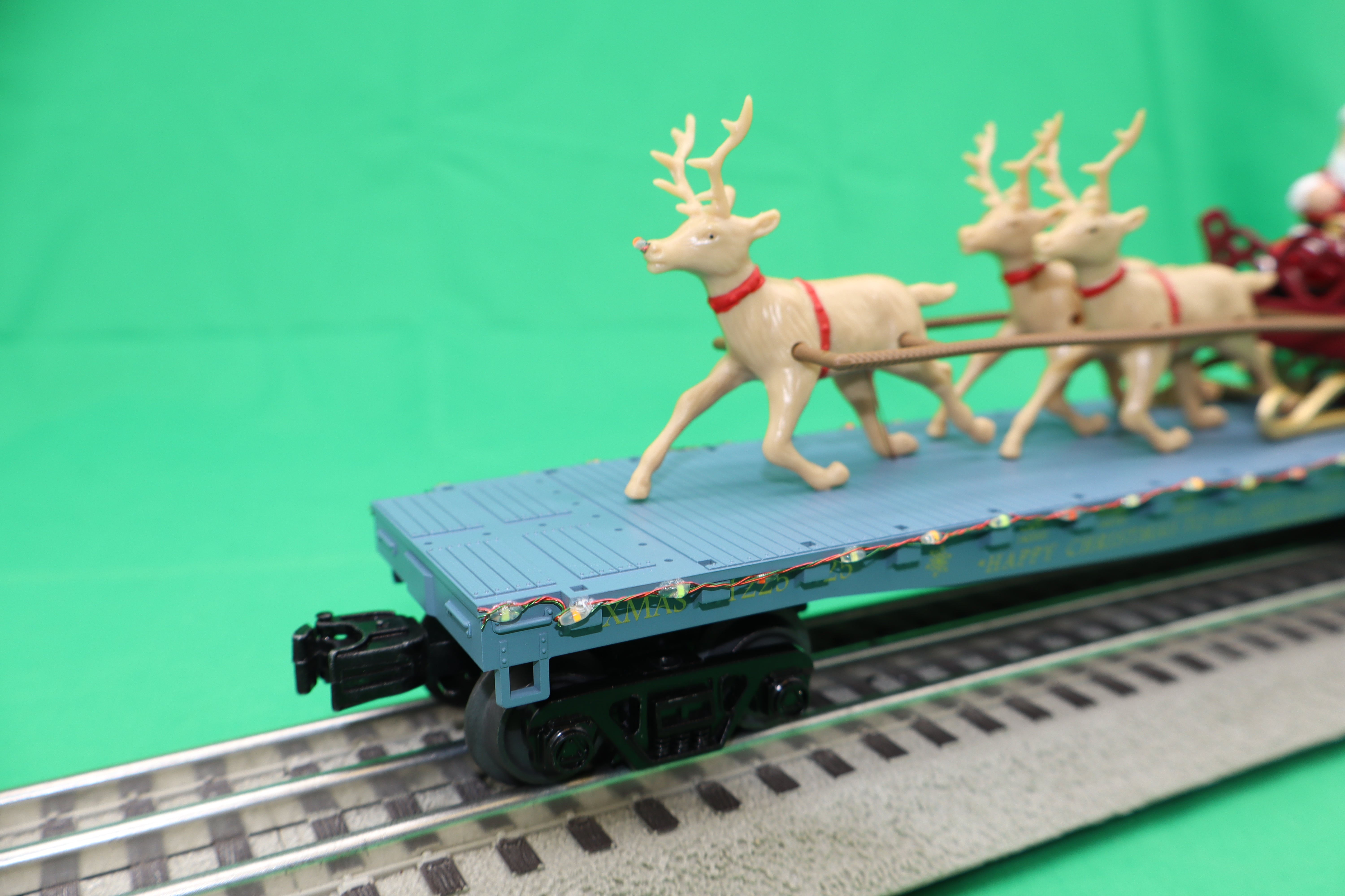 MTH 30-76945 - Flat Car "North Pole" #122525 w/ LED Lights, Santa Sleigh & Reindeer