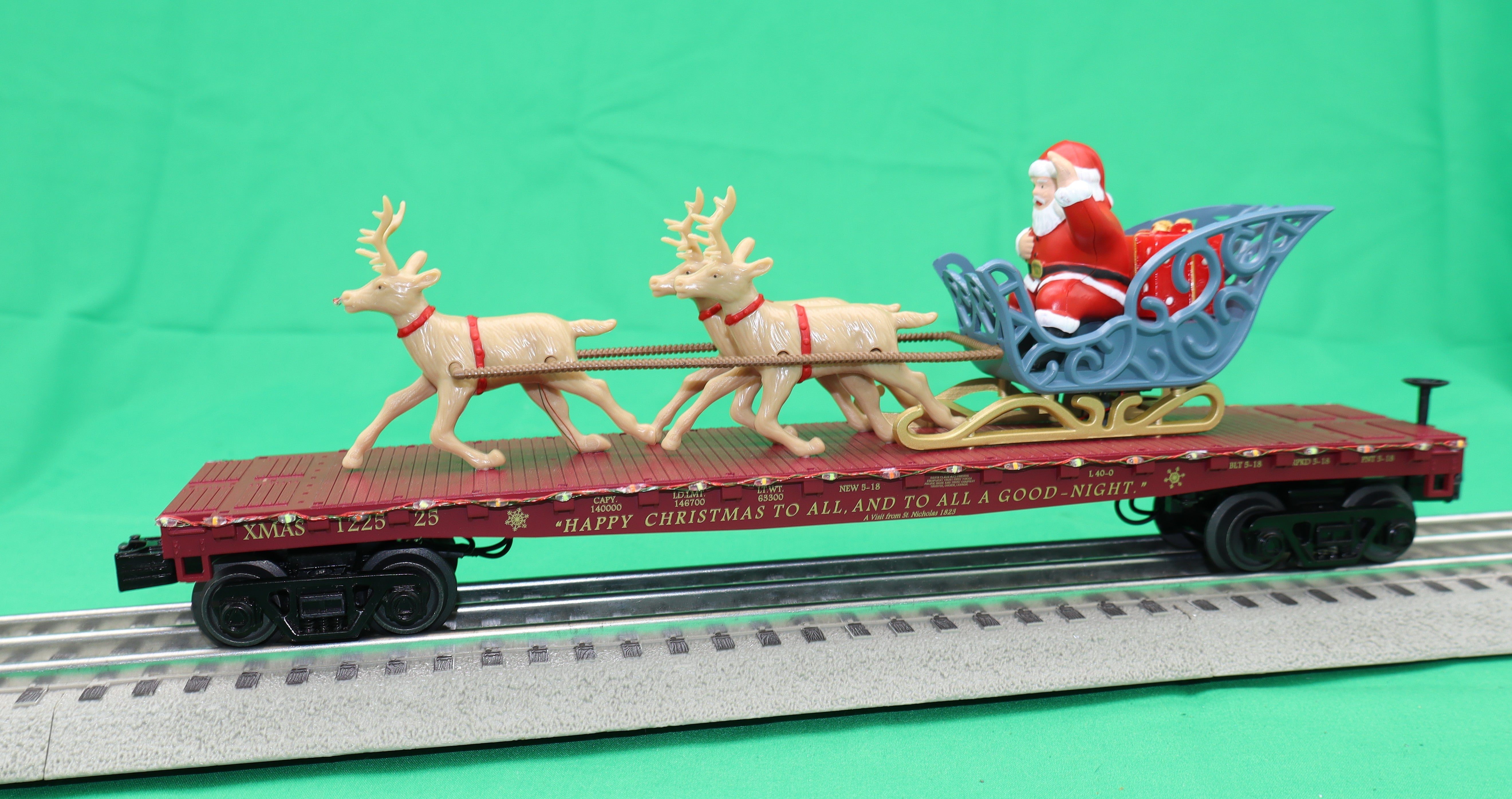MTH 30-76946 - Flat Car "North Pole" #122525 w/ LED Lights, Santa Sleigh & Reindeer (Red)
