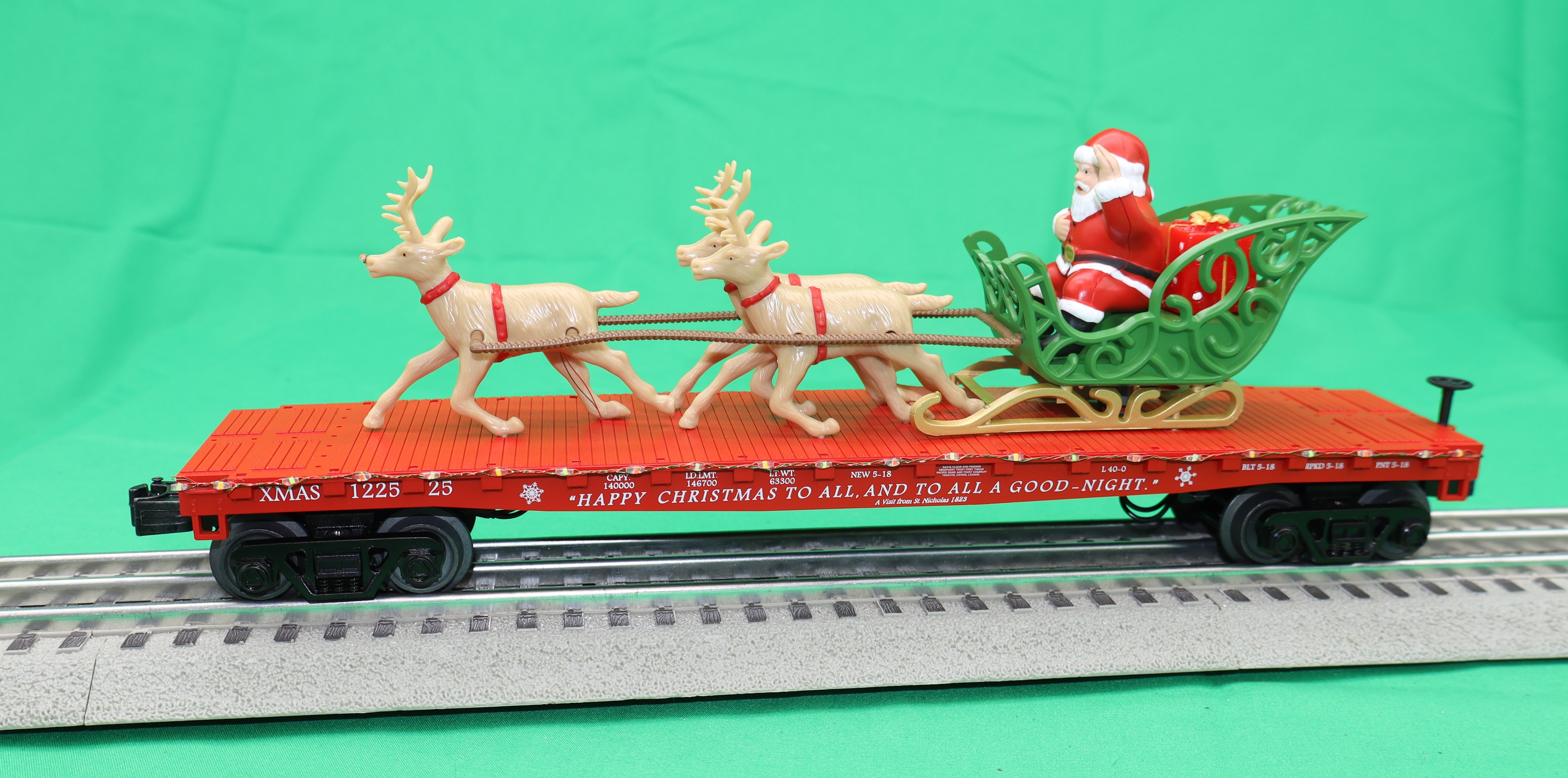MTH 30-76939 - Flat Car "Christmas" #122525 w/ LED Lights, Santa Sleigh & Reindeer
