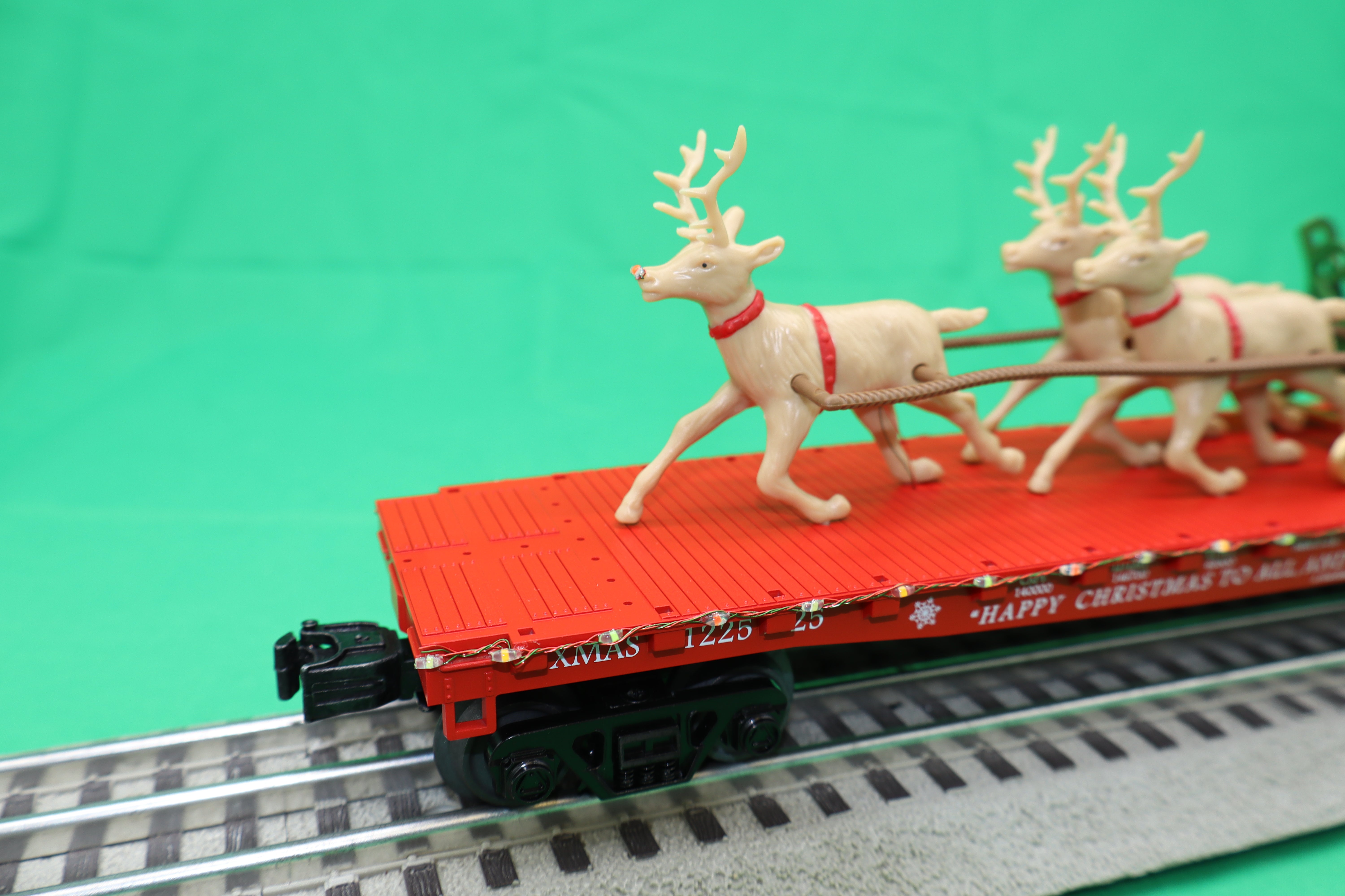 MTH 30-76939 - Flat Car "Christmas" #122525 w/ LED Lights, Santa Sleigh & Reindeer
