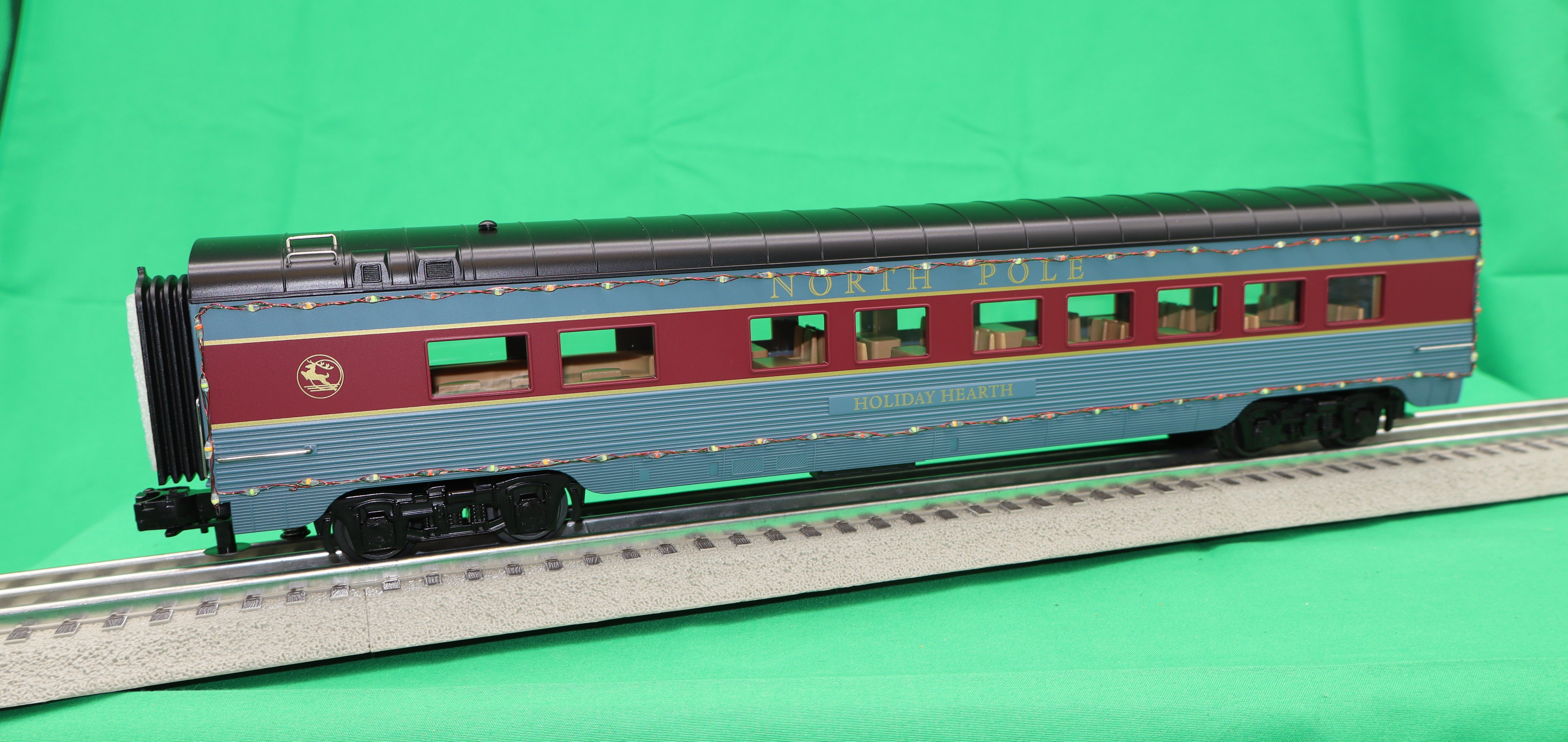 MTH 30-68291 - 60’ Streamlined Sleeper/Diner "North Pole" w/ LED Lights (2-Car)
