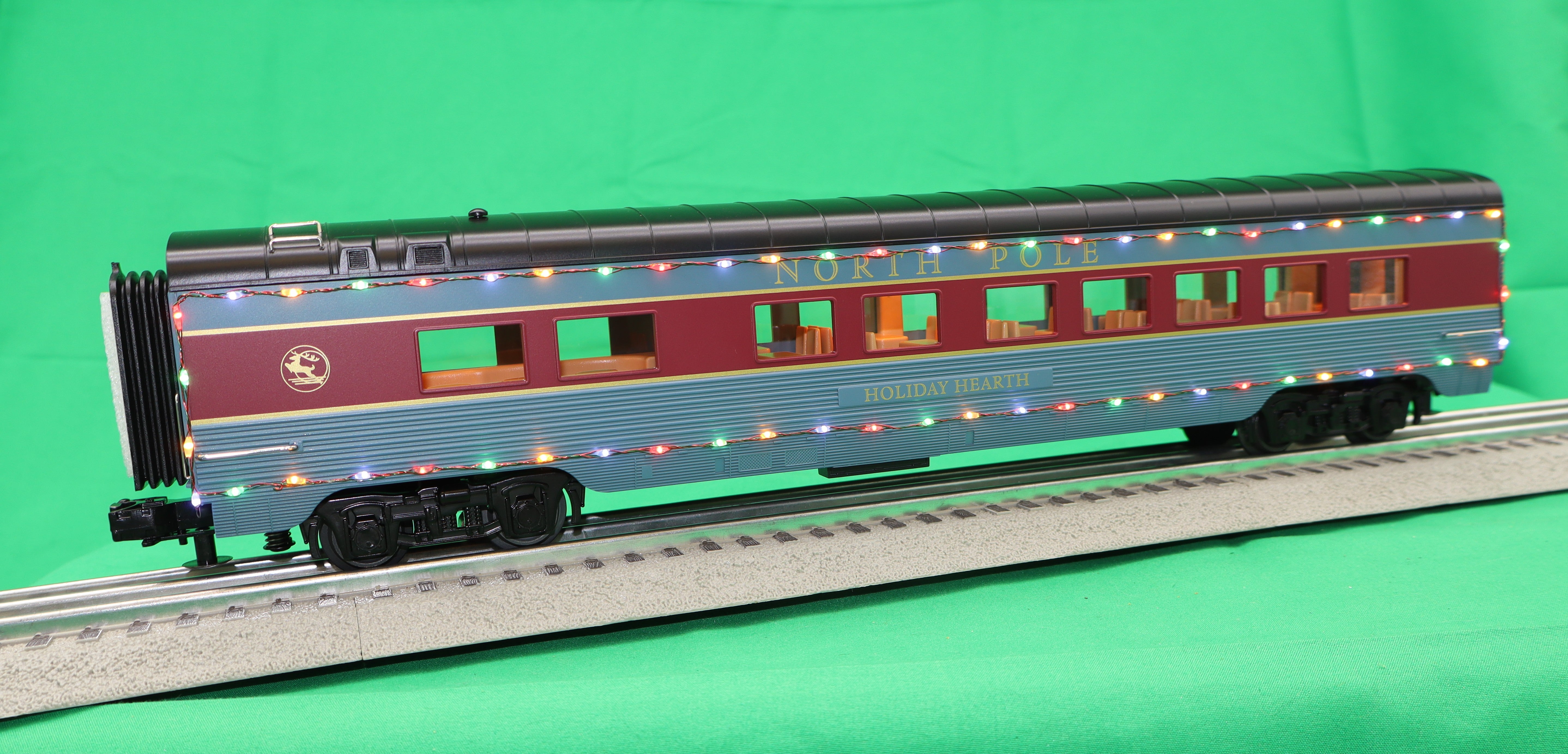 MTH 30-68291 - 60’ Streamlined Sleeper/Diner "North Pole" w/ LED Lights (2-Car)