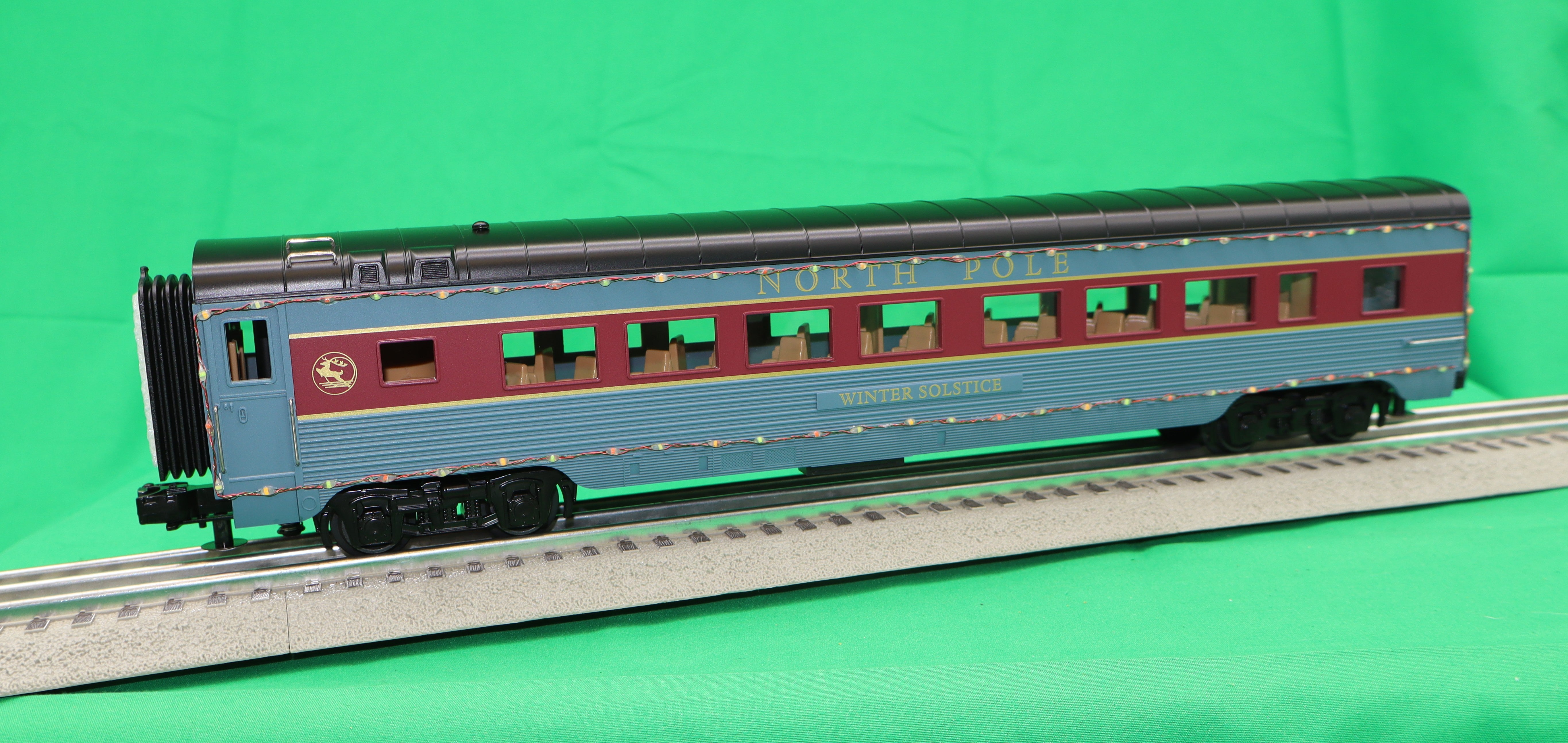 MTH 30-68292 - 60’ Streamlined Coach Car "North Pole" #Winter Solstice w/ LED Lights
