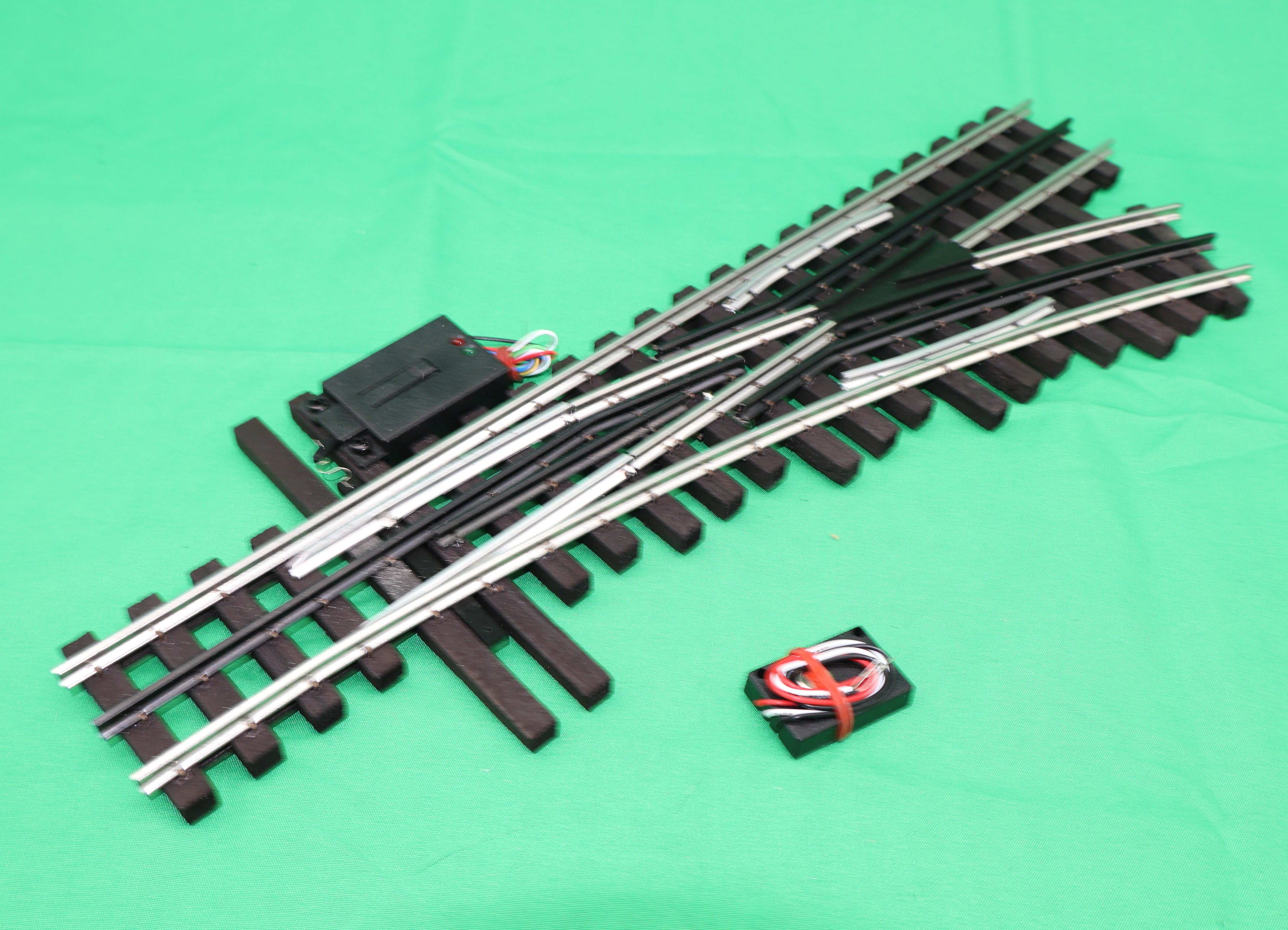 Ross Custom Switches #125M25 - Super Line - O-72 Switch Track (Right) w/ Dz2500