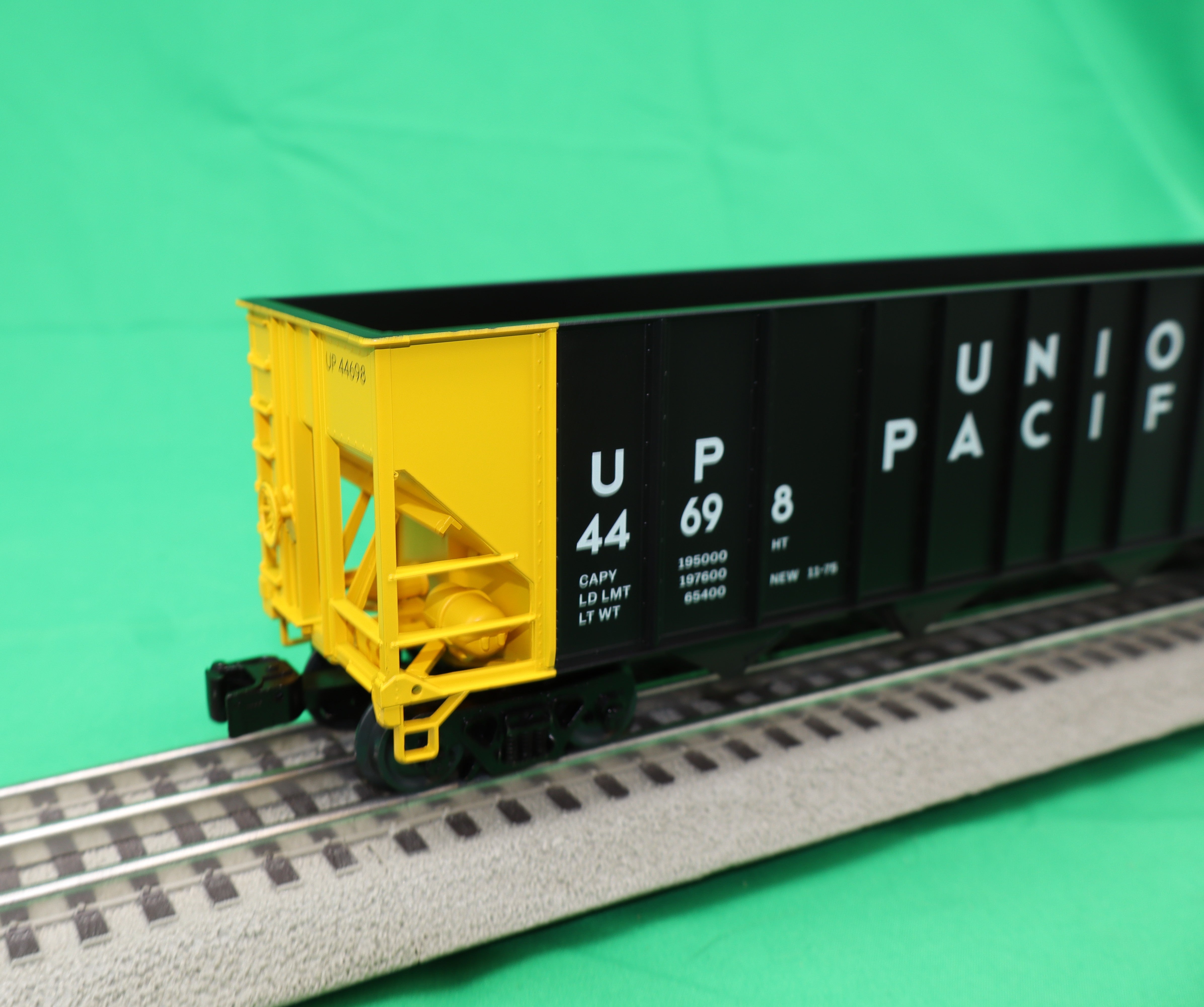 Lionel 2542489 - 4-Bay Hopper Car "Union Pacific" #44698