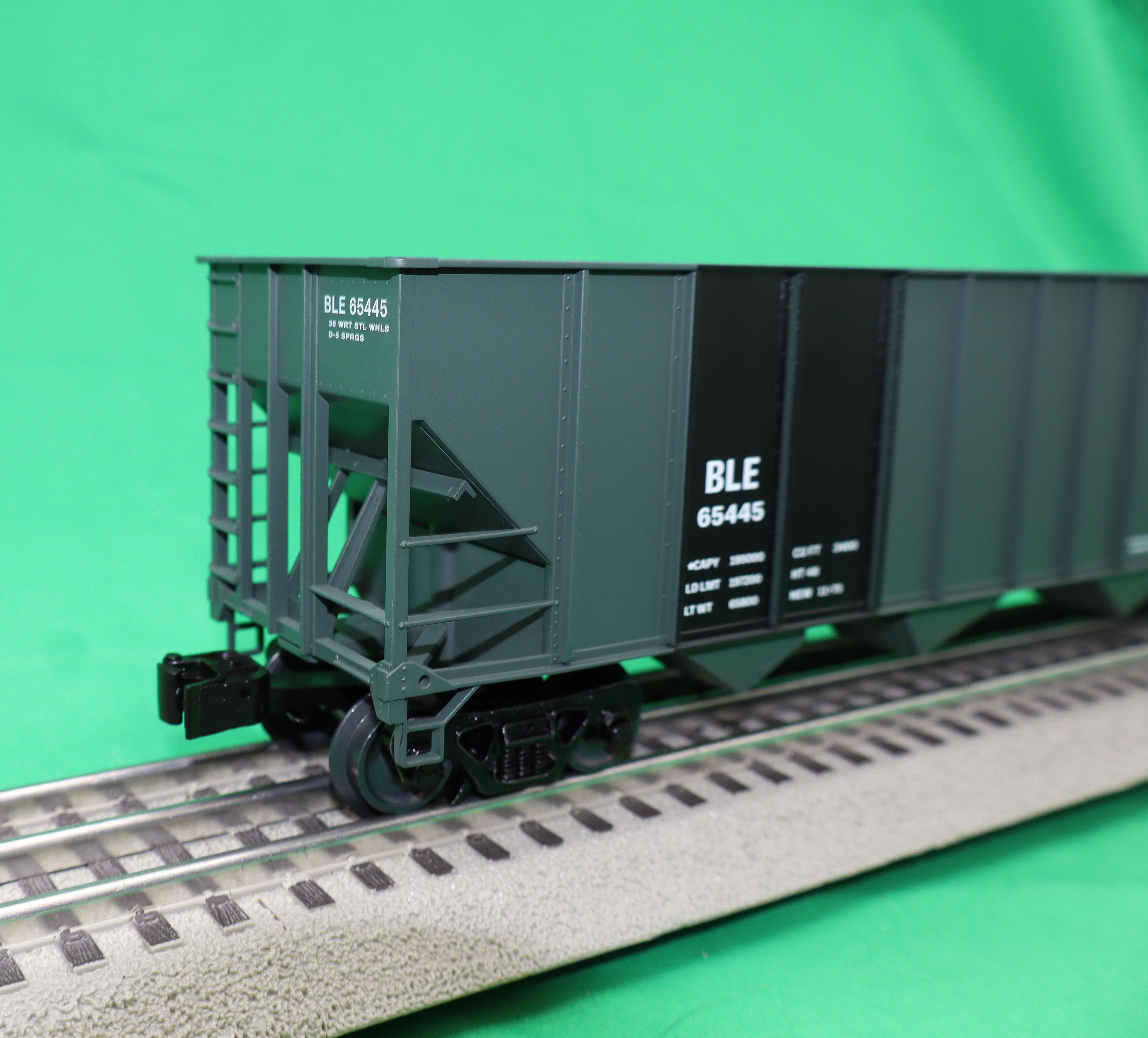 Lionel 2542479 - 4-Bay Hopper Car "Bessemer & Lake Erie" #65445