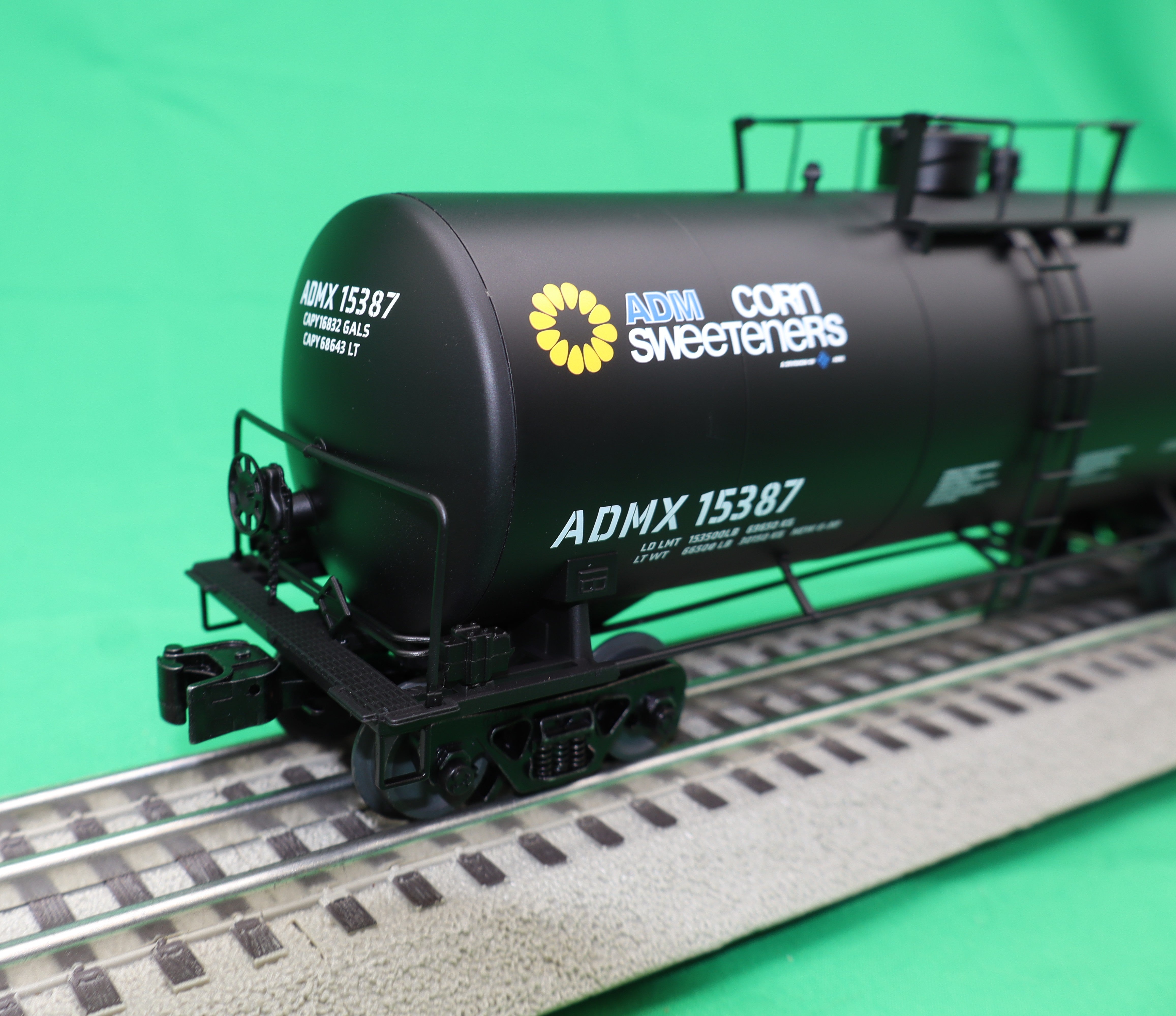 Lionel 2542361 - 40' Tank Car "ADM" #15387