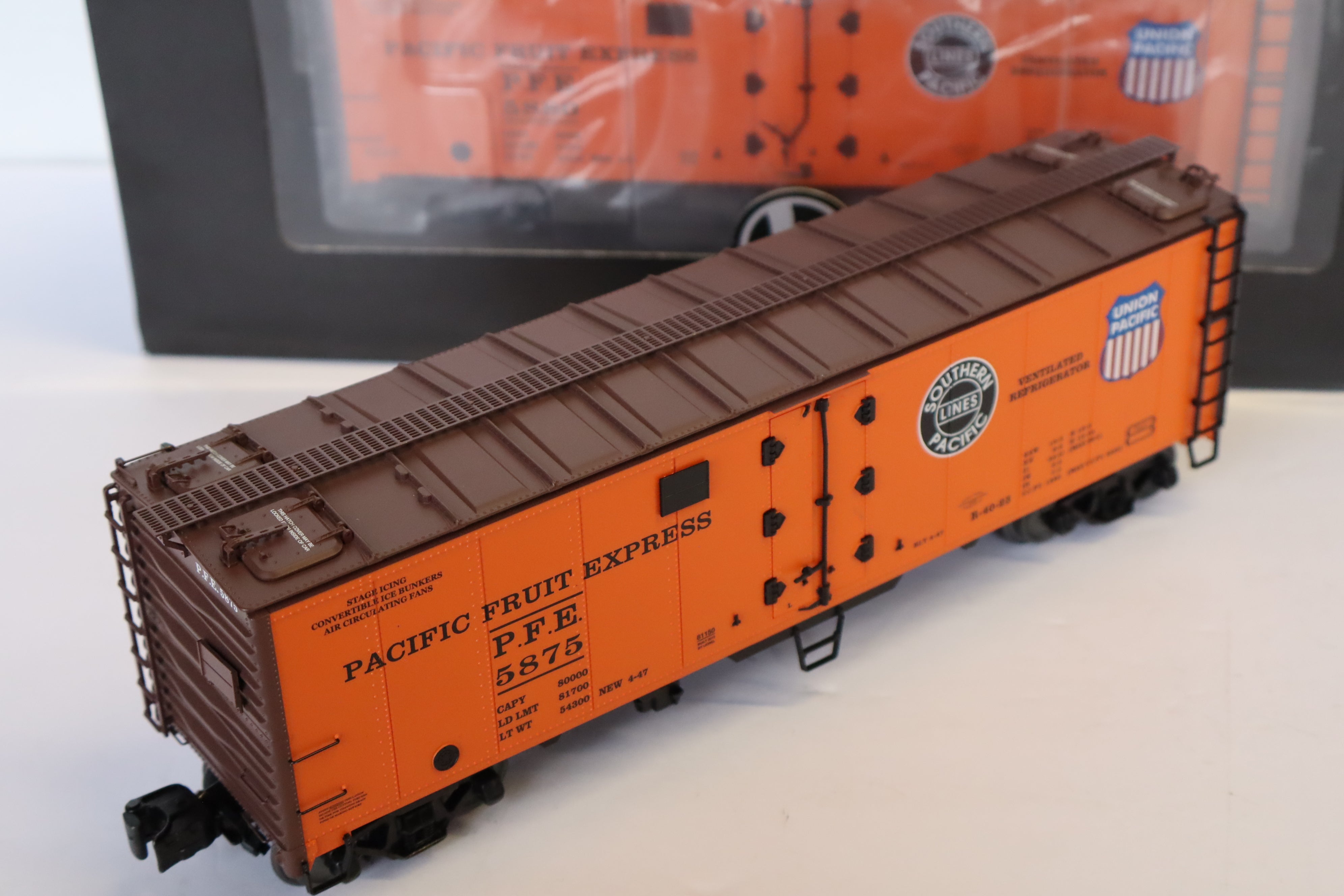 Lionel Vision Line 6-81150 & 6-81149 PFE Steel-Sided Reefer #5875 & #5880-- 2 Set-Second hand-M7986