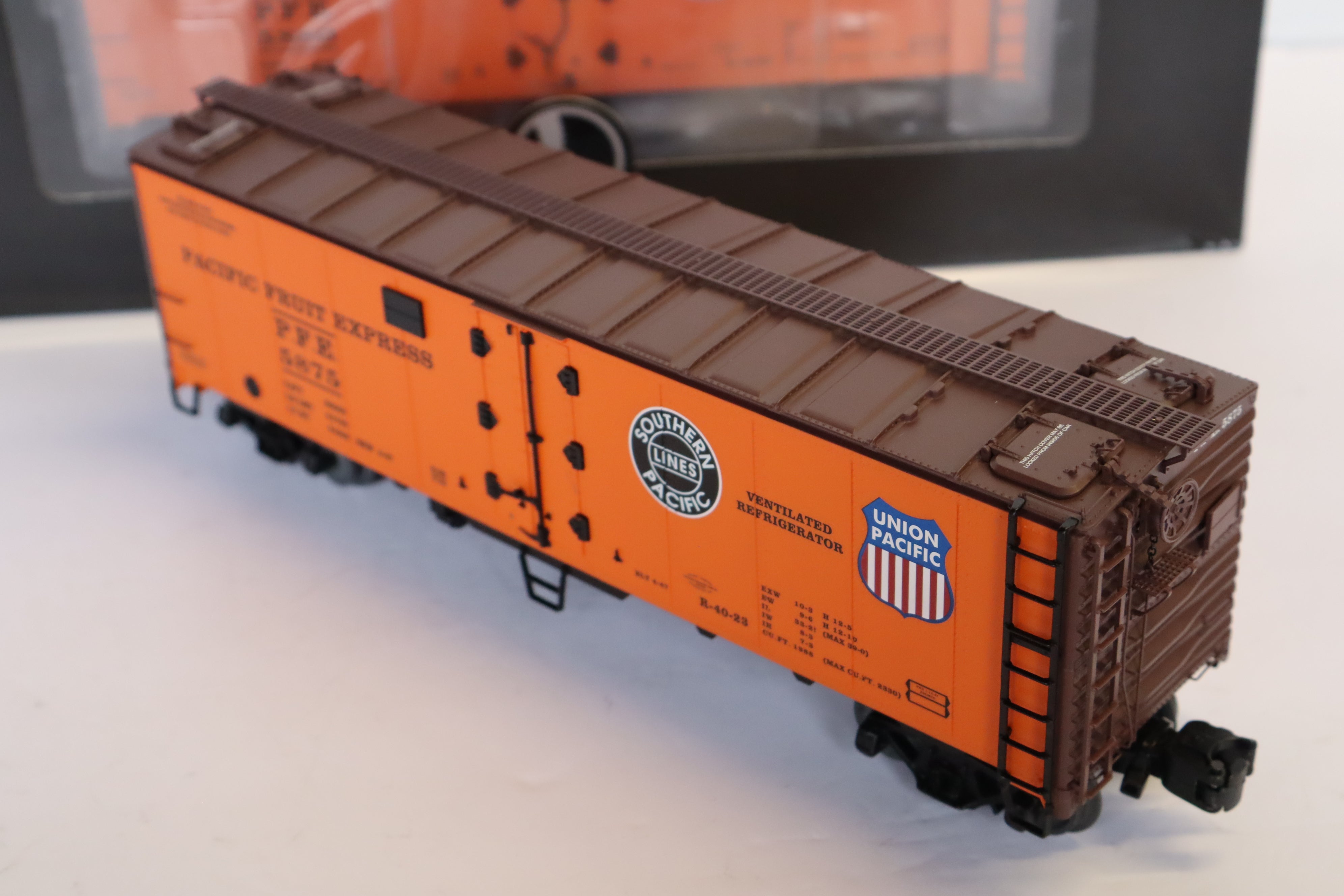 Lionel Vision Line 6-81150 & 6-81149 PFE Steel-Sided Reefer #5875 & #5880-- 2 Set-Second hand-M7986