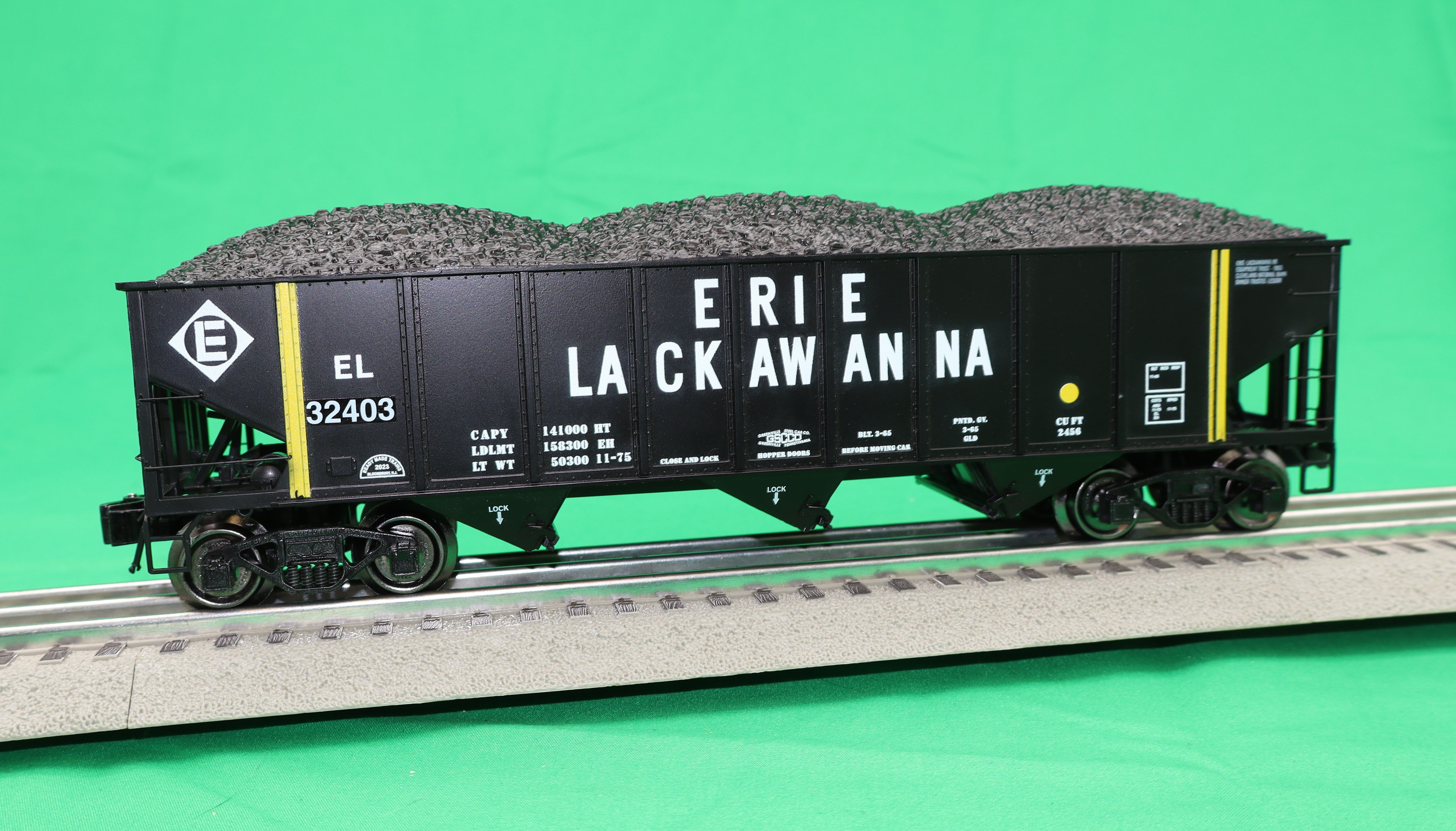 Ready Made Trains RMT-66239 - 70 Ton 3-Bay Coal Hopper Car "Erie Lackawanna" w/ Load