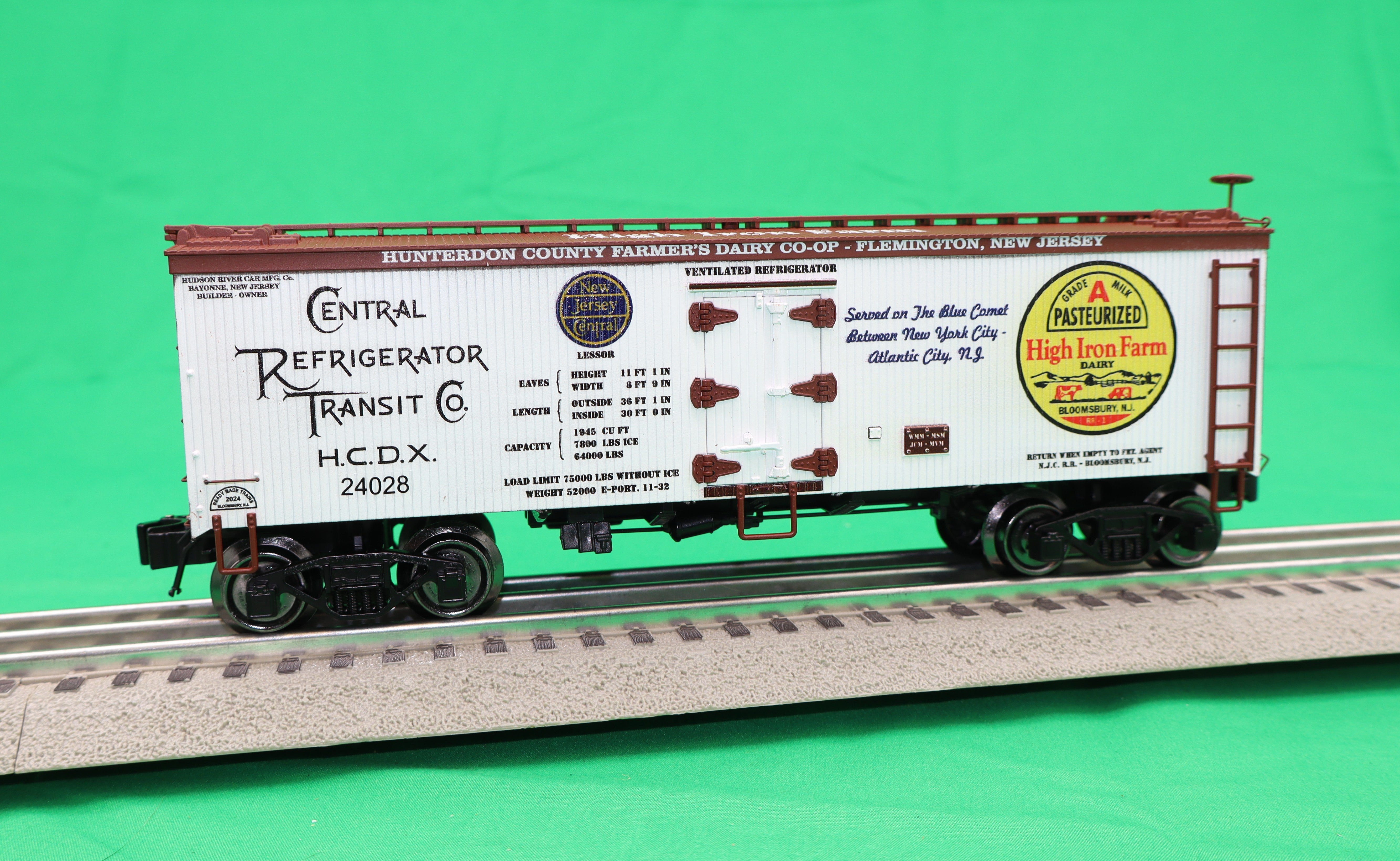 Ready Made Trains RMT-86126-100 - 36' Woodside Reefer Car "Central New Jersey" (High Iron Farm Dairy)