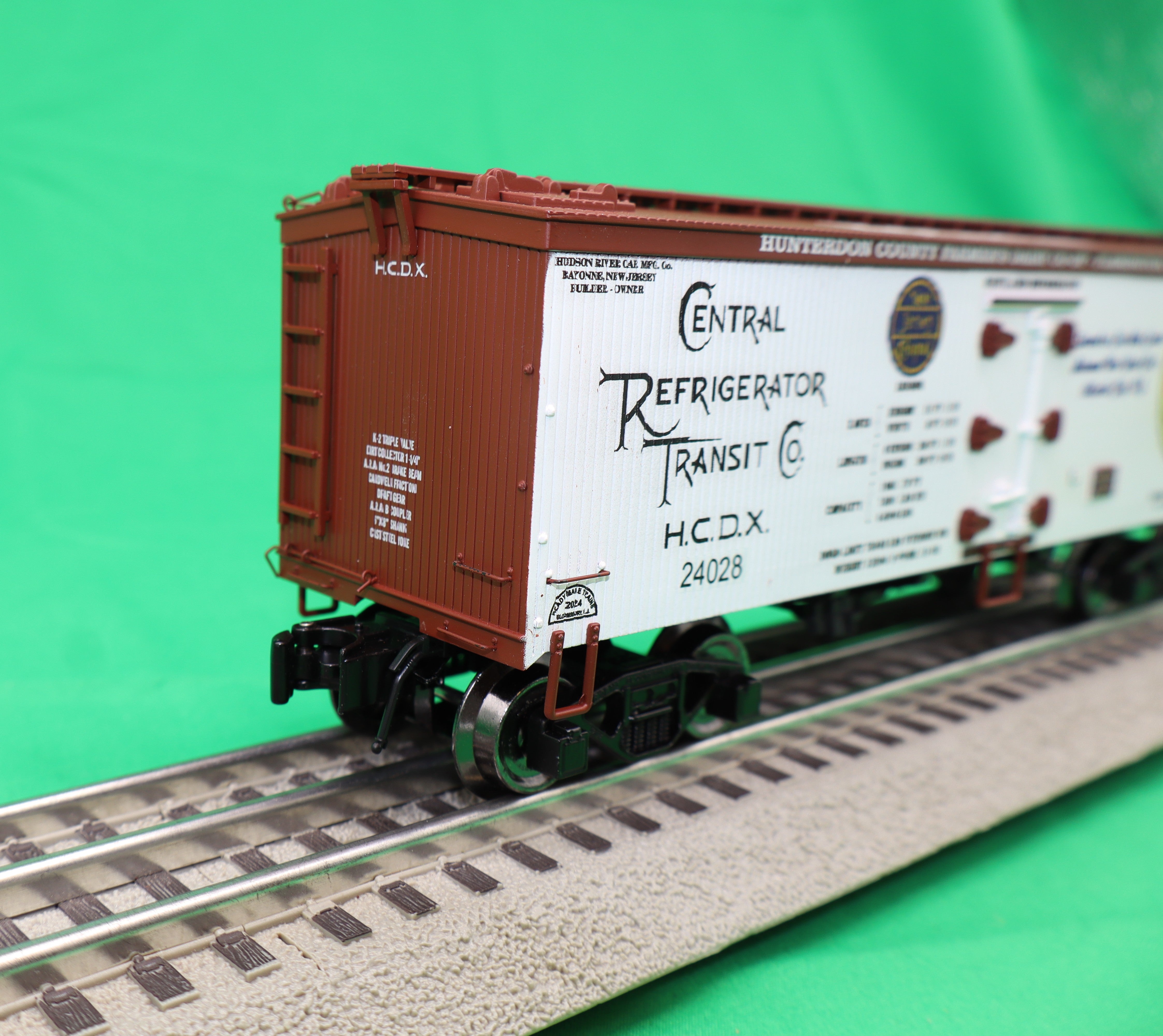 Ready Made Trains RMT-86126-100 - 36' Woodside Reefer Car "Central New Jersey" (High Iron Farm Dairy)