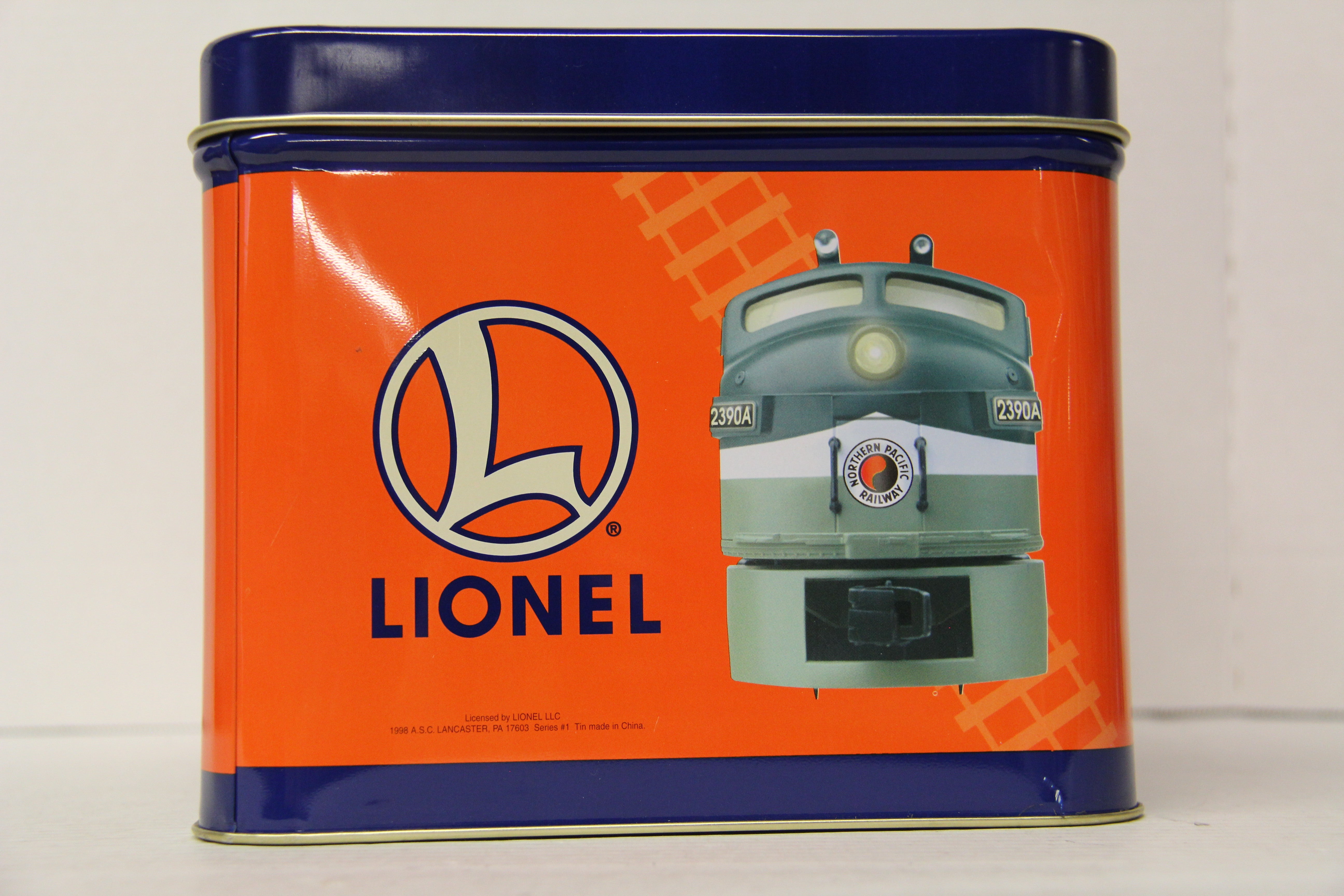 Large Lionel Legendary Trains Tin with Lionel Lines 726 Berkshire Steam & Tender Ornaments inside-Second hand-M6567