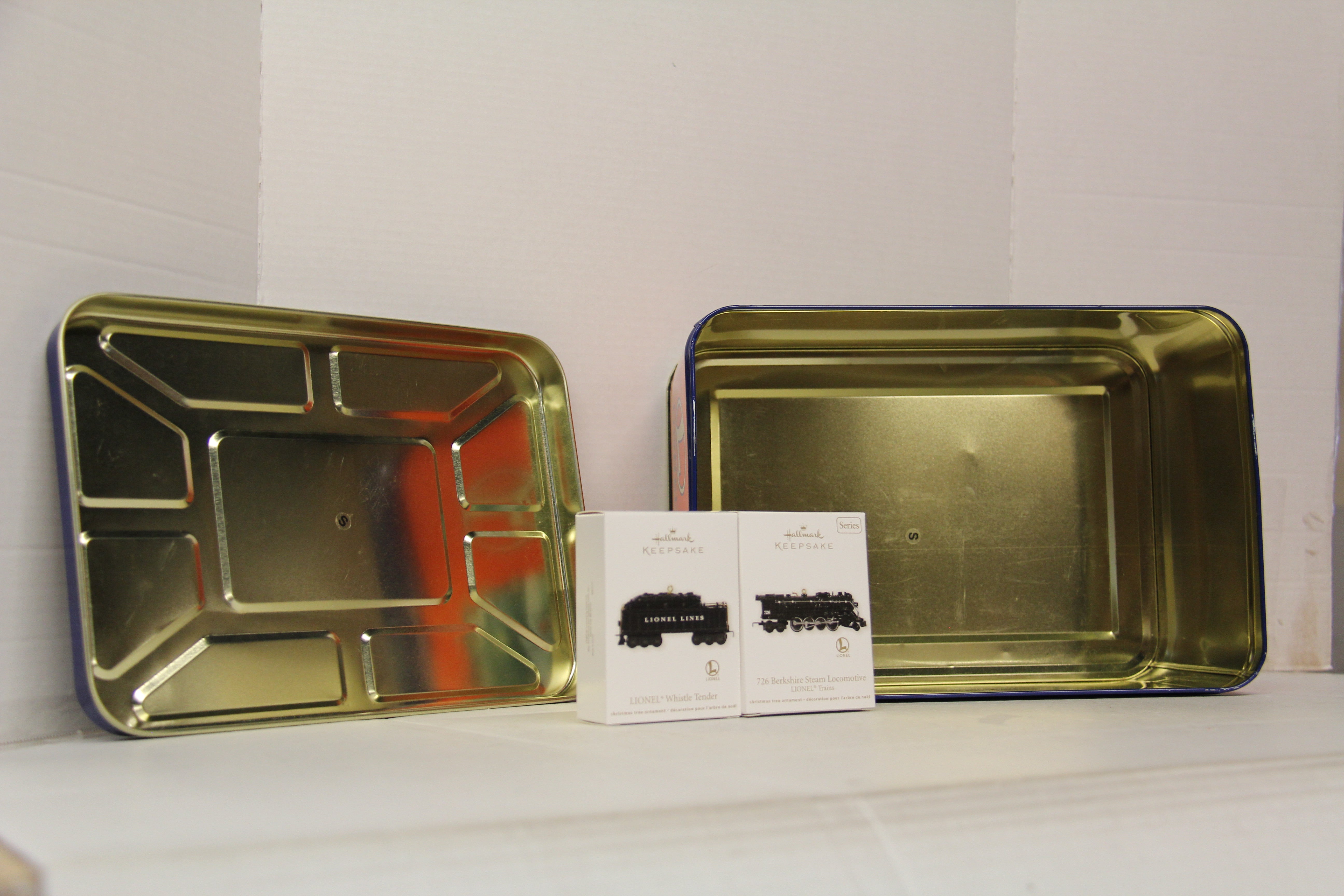 Large Lionel Legendary Trains Tin with Lionel Lines 726 Berkshire Steam & Tender Ornaments inside-Second hand-M6567