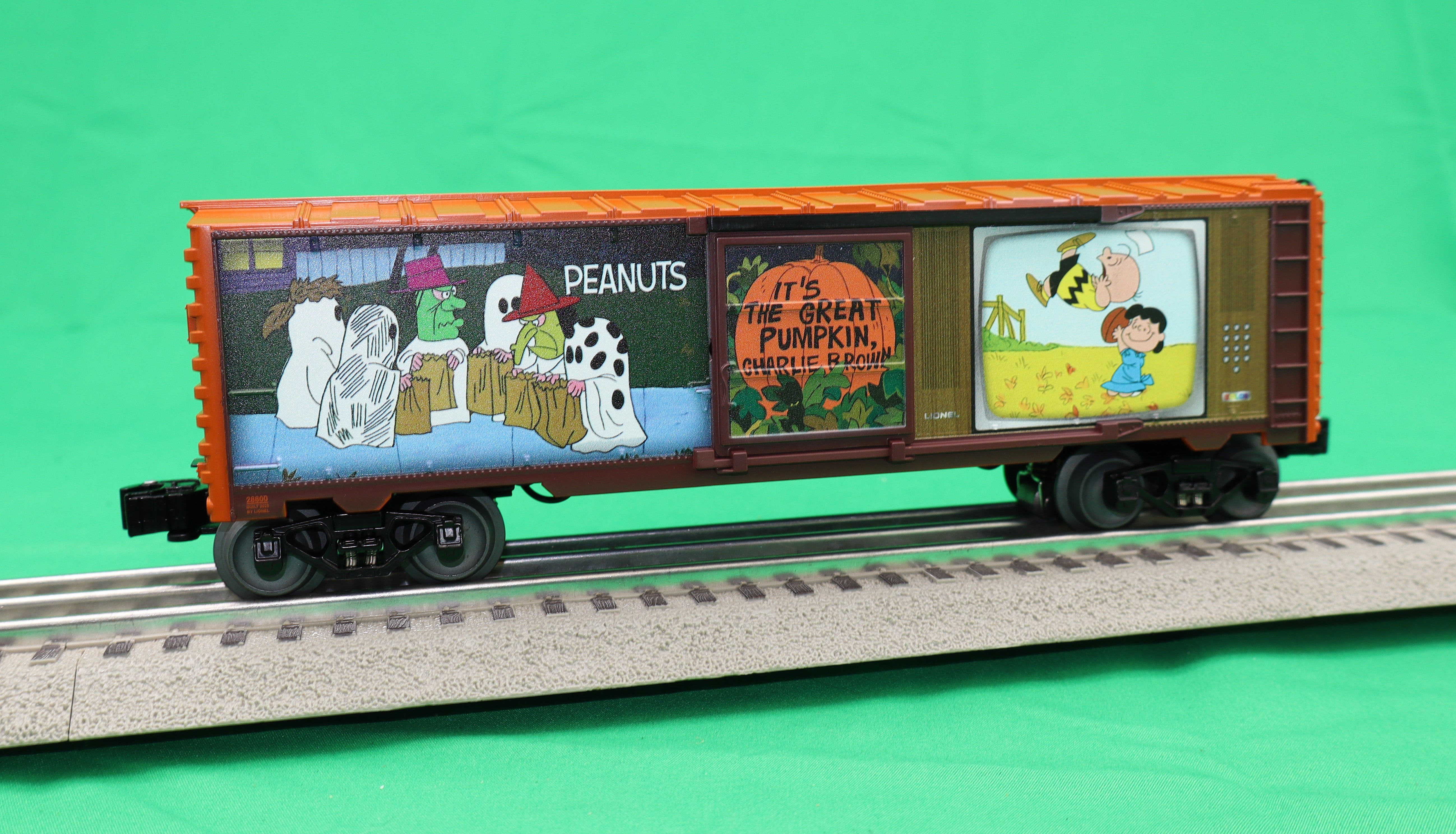 Lionel 2528800 - PEANUTS - 75th Anniversary Illuminated TV Boxcar "It's The Great Pumpkin Charlie Brown"