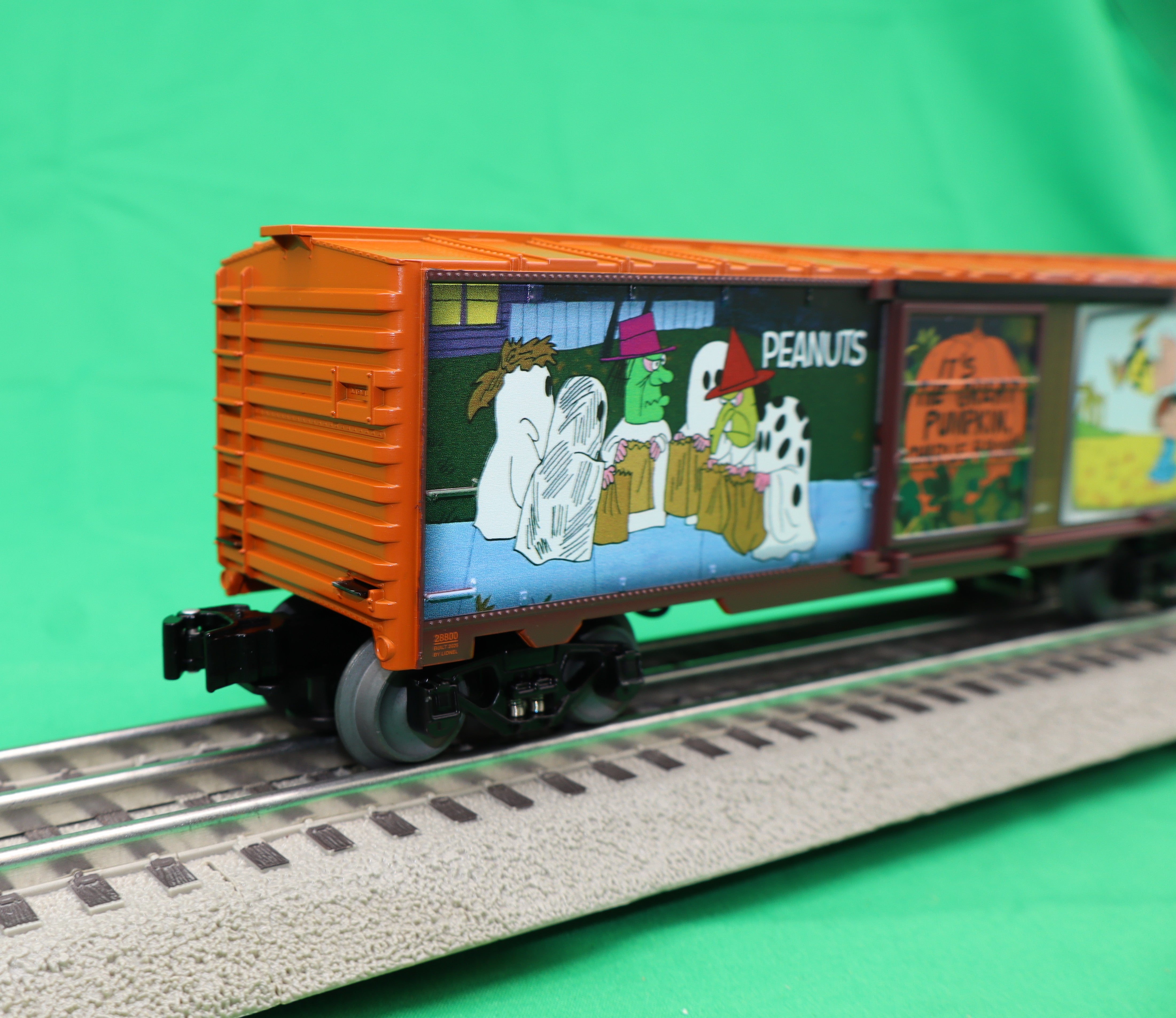 Lionel 2528800 - PEANUTS - 75th Anniversary Illuminated TV Boxcar "It's The Great Pumpkin Charlie Brown"