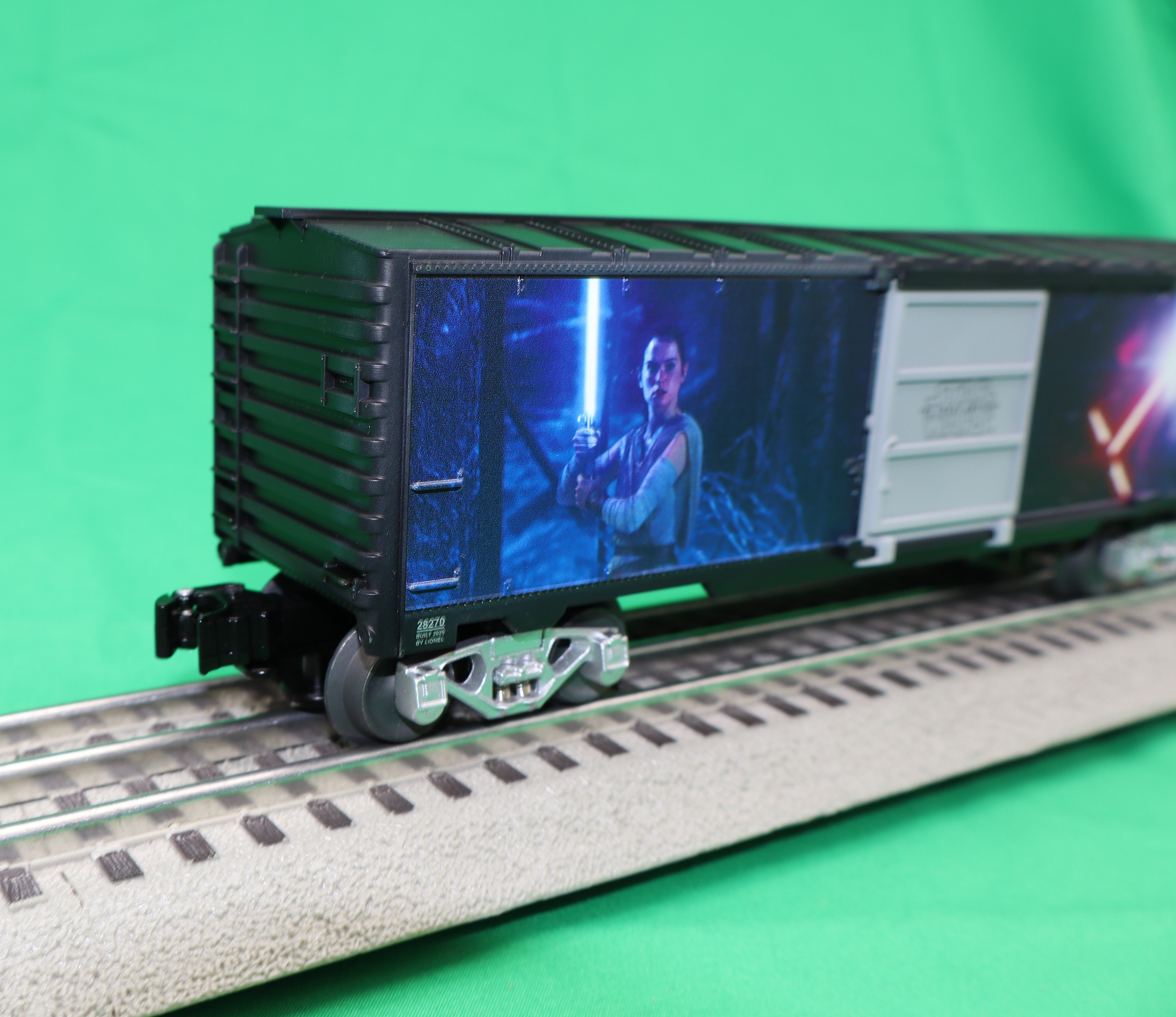 Lionel 2528270 - Star Wars - Lightsaber Series Illuminated Boxcar "Kylo Ren v. Rey"