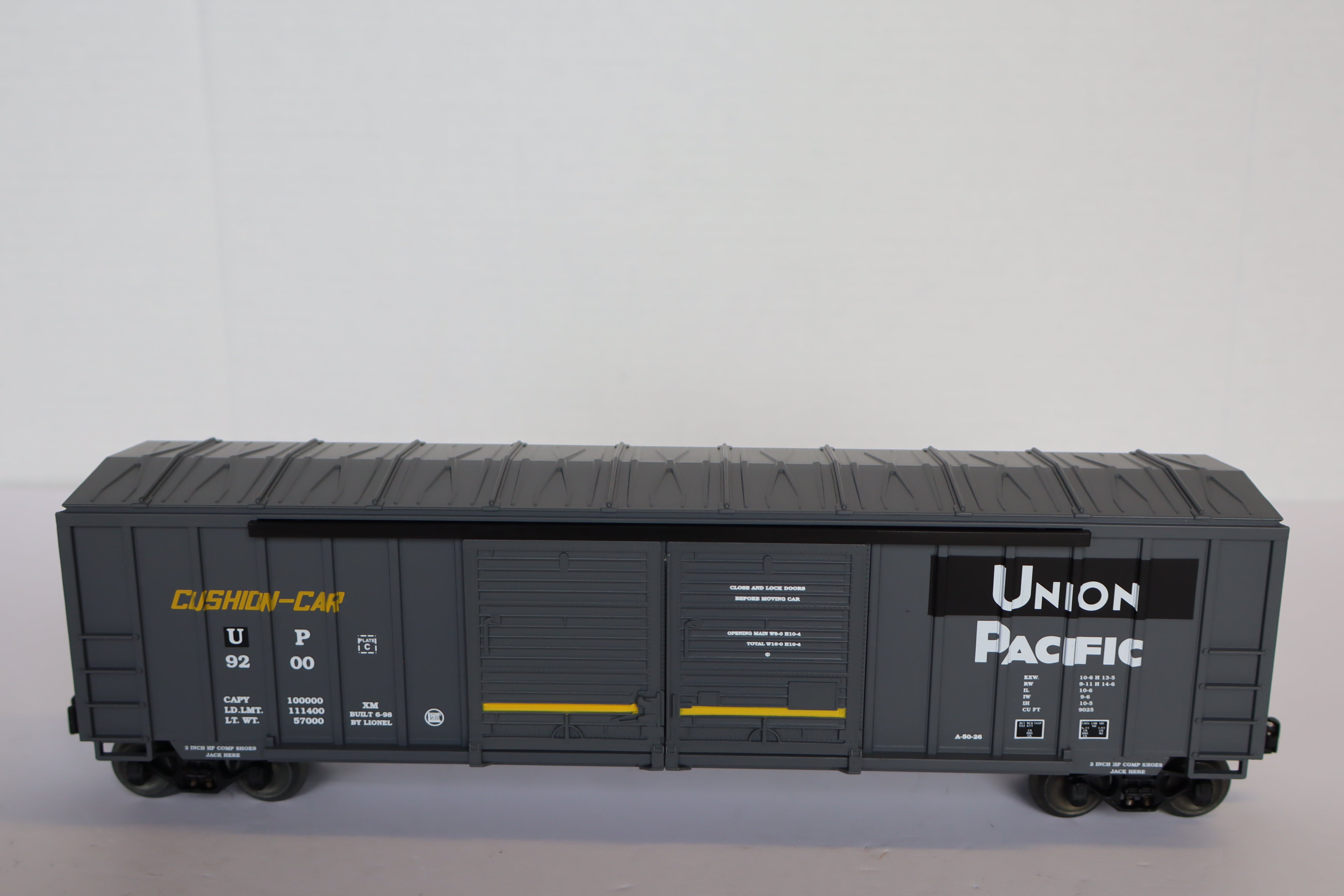 Lionel 6-17232 Southern Pacific / Union Pacific Merger Double Door Boxcar with Auto Frames-Second hand-M8010