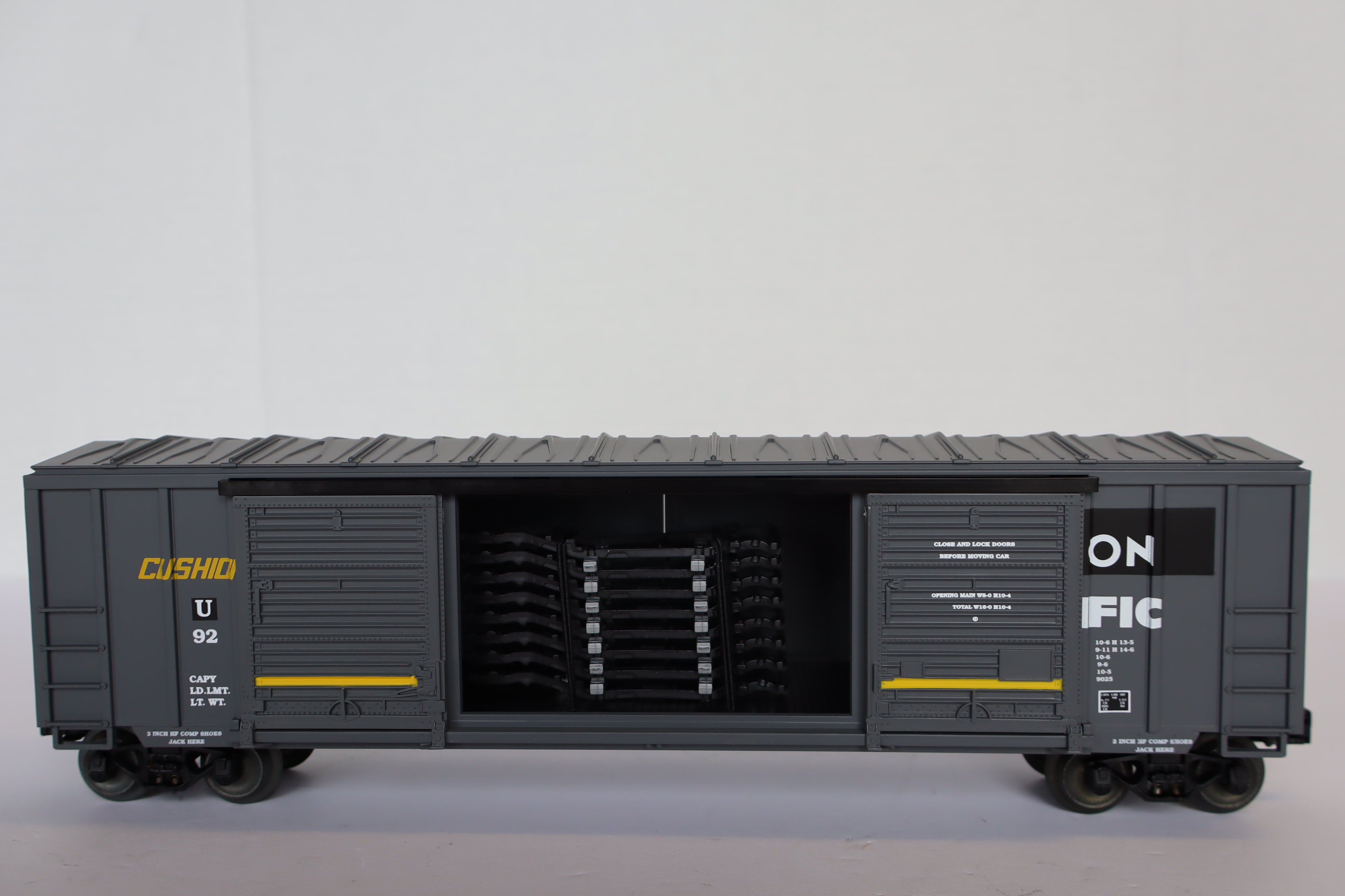 Lionel 6-17232 Southern Pacific / Union Pacific Merger Double Door Boxcar with Auto Frames-Second hand-M8010