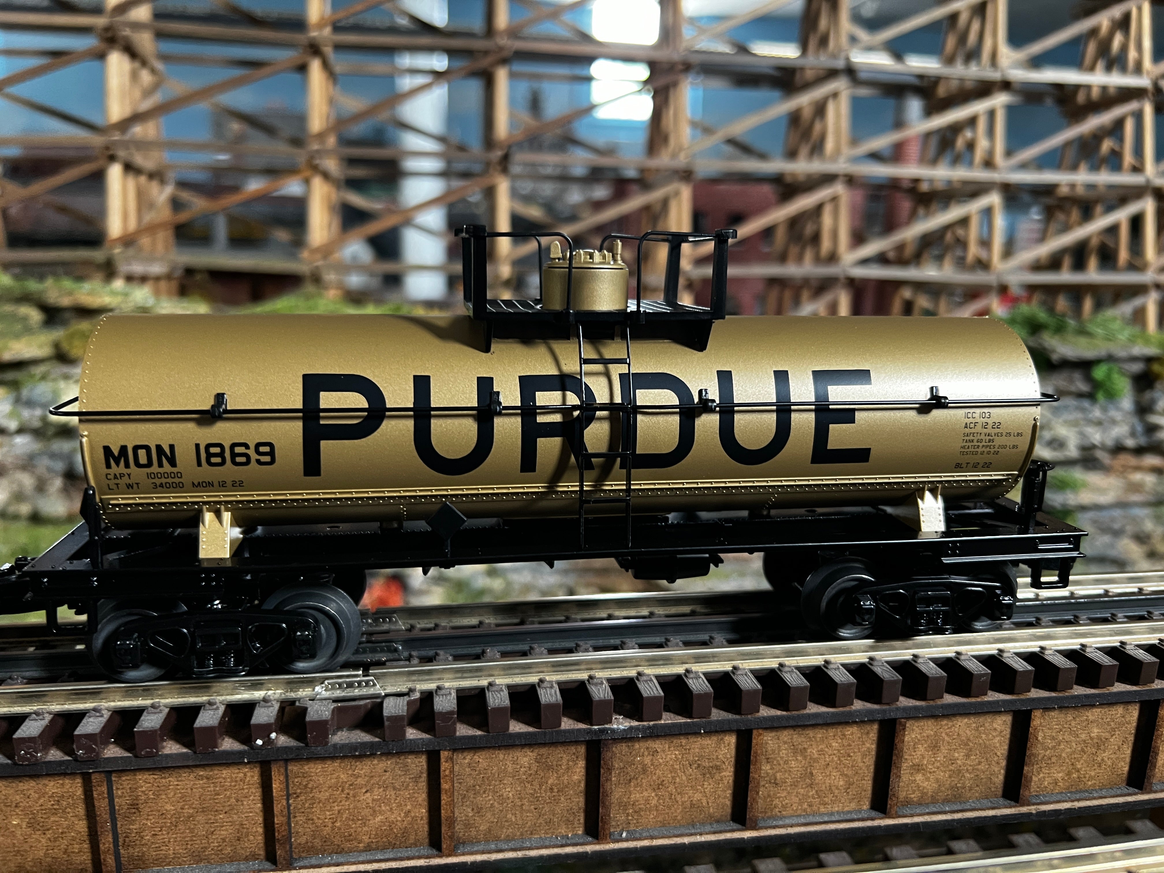 MTH 30-73616 - Tank Car "Monon" #1869 (Purdue Gold) - Custom Run for MrMuffin'sTrains