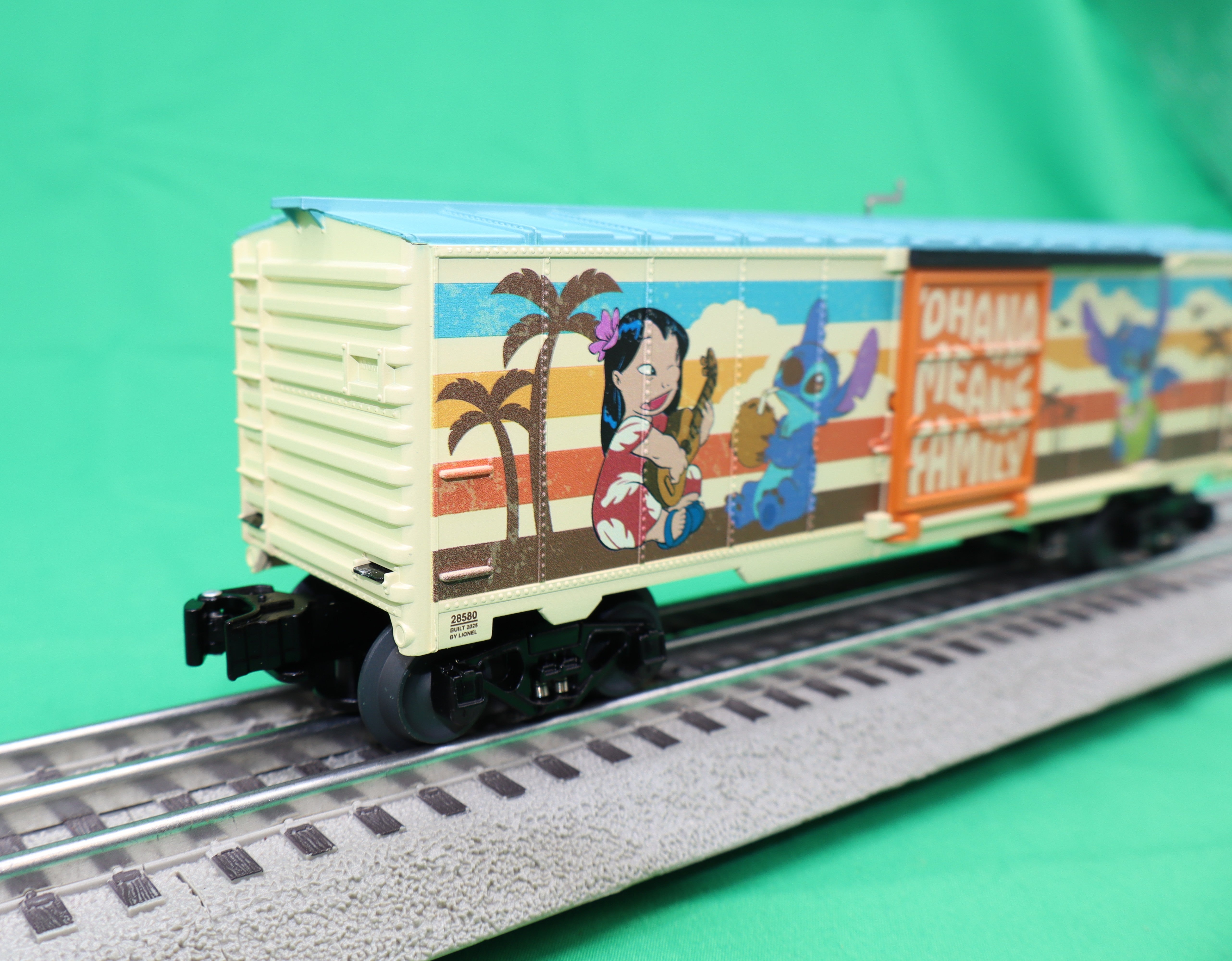 Lionel 2528580 - Disney - Boxcar "Surfing Stitch"