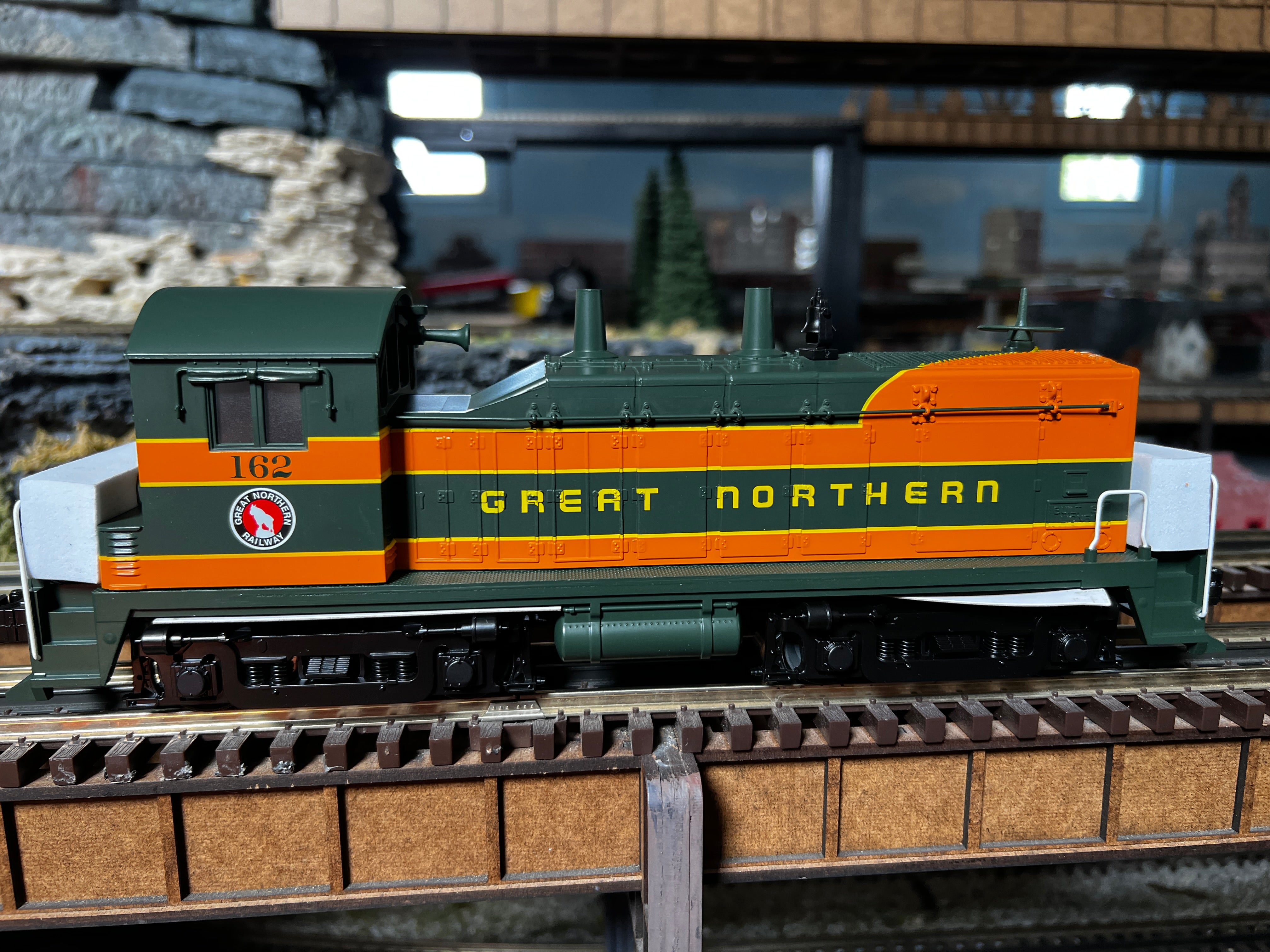 Lionel 2334030 - LionChief+ 2.0 NW-2 Diesel Locomotive "Great Northern" #462