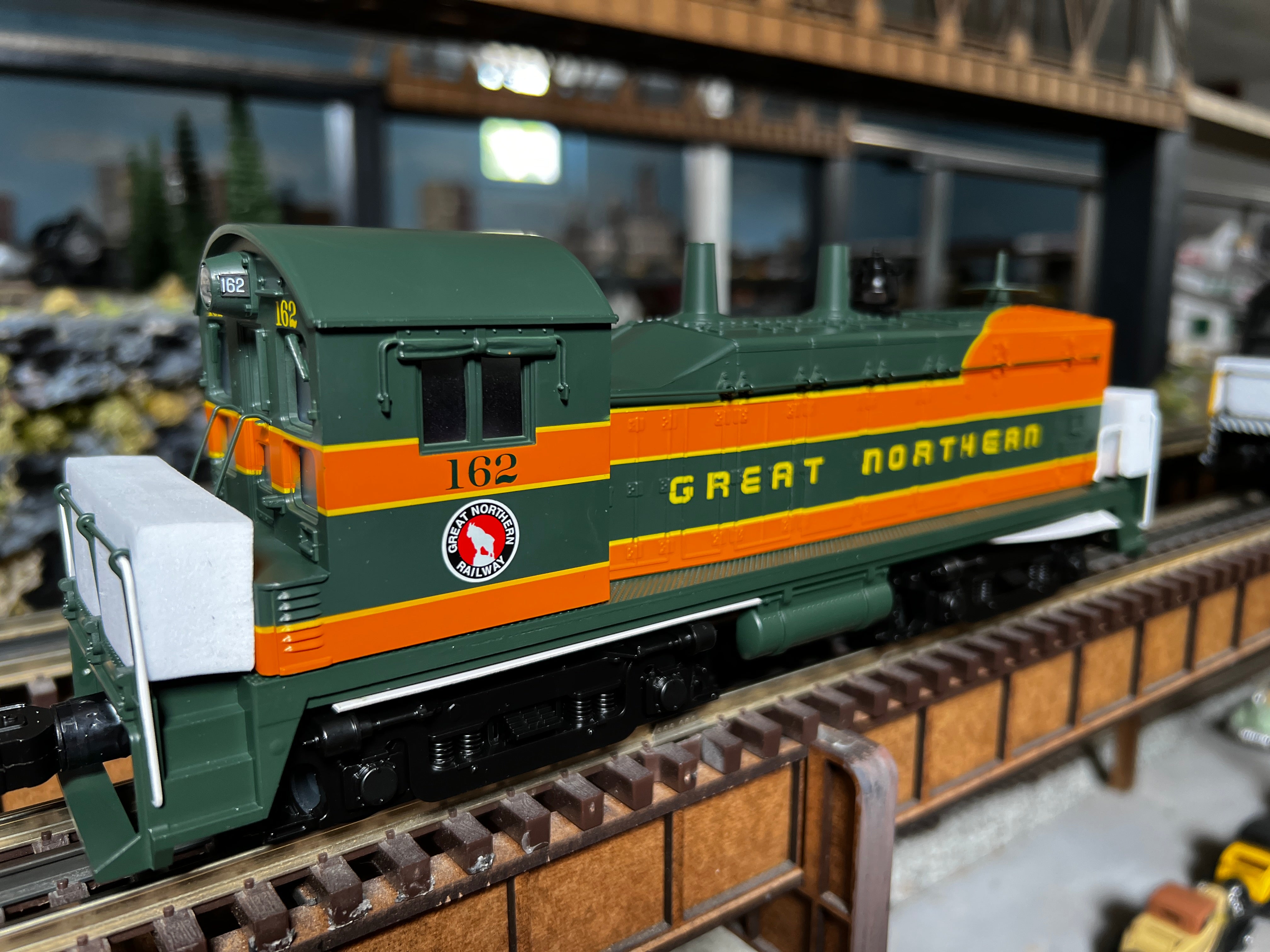 Lionel 2334030 - LionChief+ 2.0 NW-2 Diesel Locomotive "Great Northern" #462