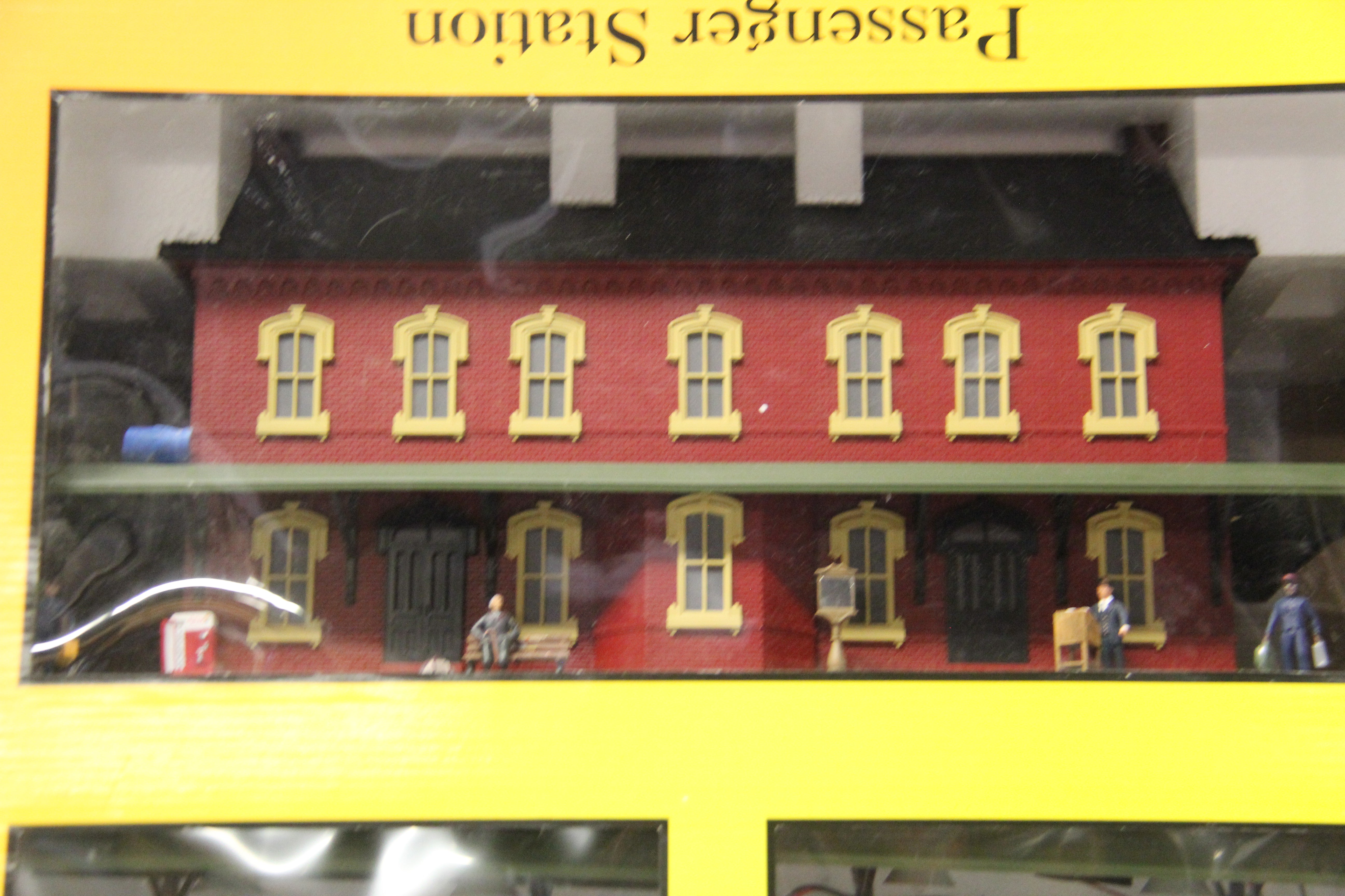 Rail King 30-90094 Dark Red Stone Passenger Station w/ Dual Platforms-Second hand-M6581