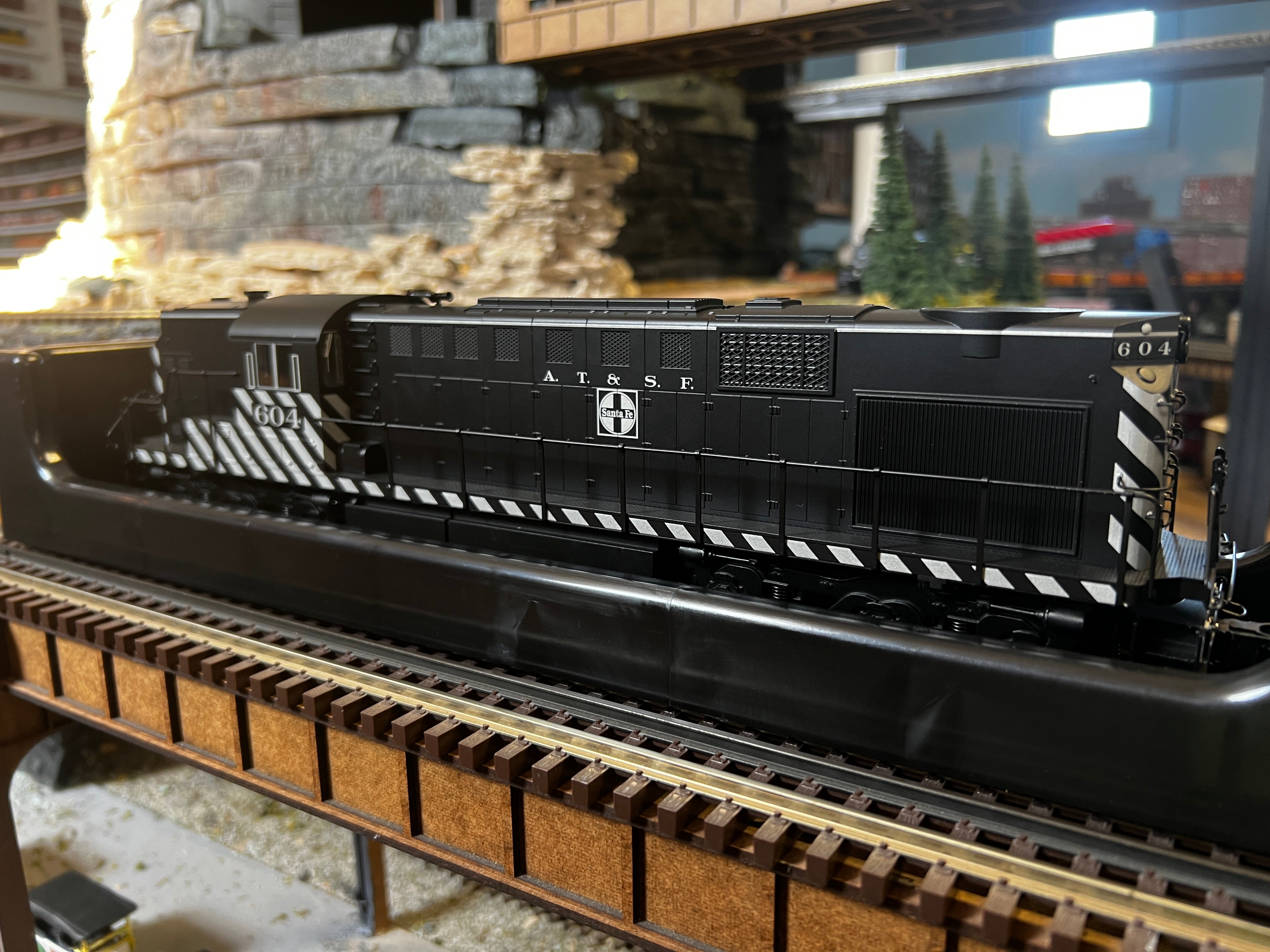 Atlas O 20050025 - Trainman - Gold - RSD-7/15 Locomotive "Santa Fe" #604 (2-Rail)