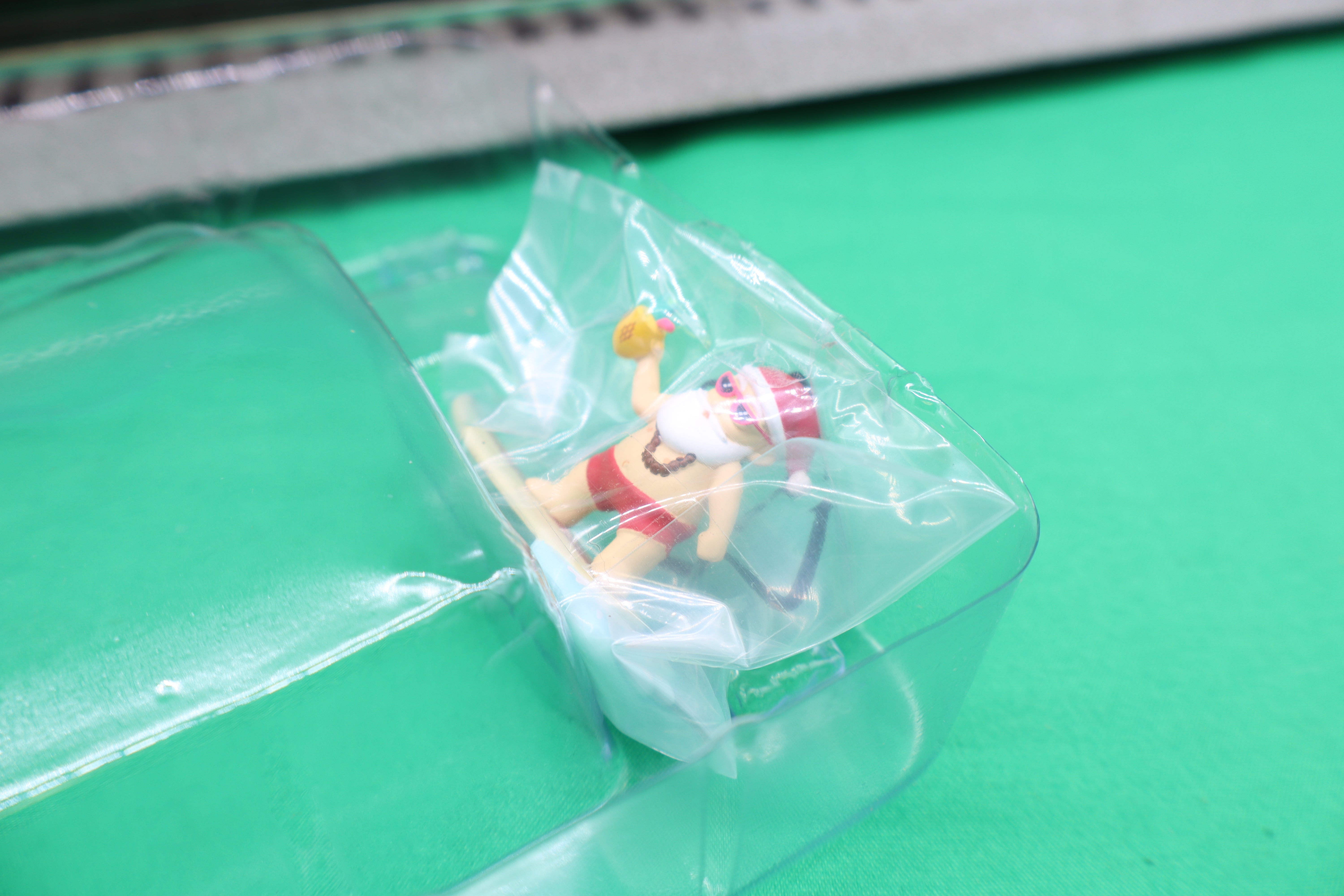 Lionel 2528720 - Walking Brakeman Boxcar "Surfing Santa"