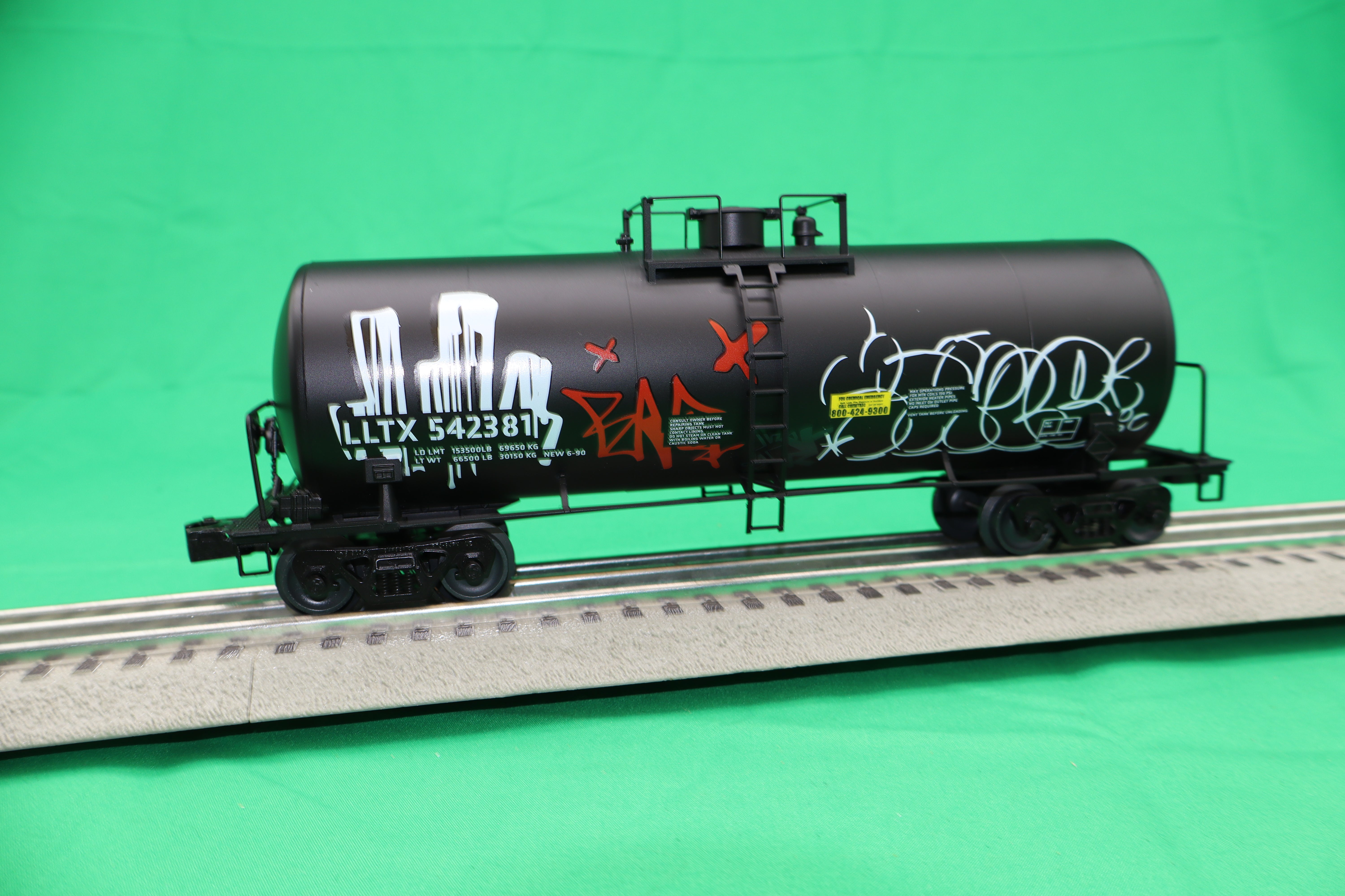 Lionel 2542381 - 40' Tank Car "LLTX" #542381 (Graffiti)