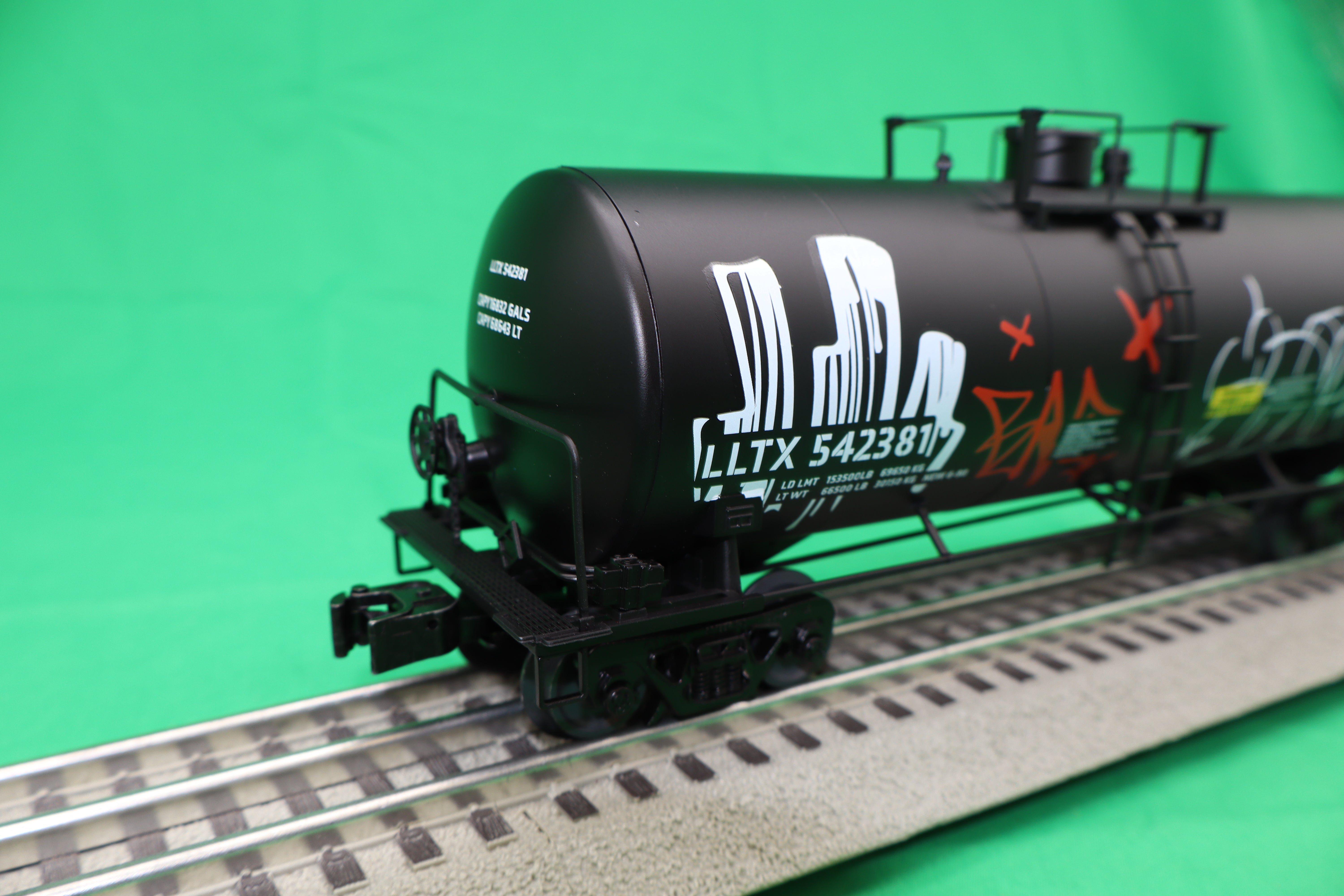Lionel 2542381 - 40' Tank Car "LLTX" #542381 (Graffiti)