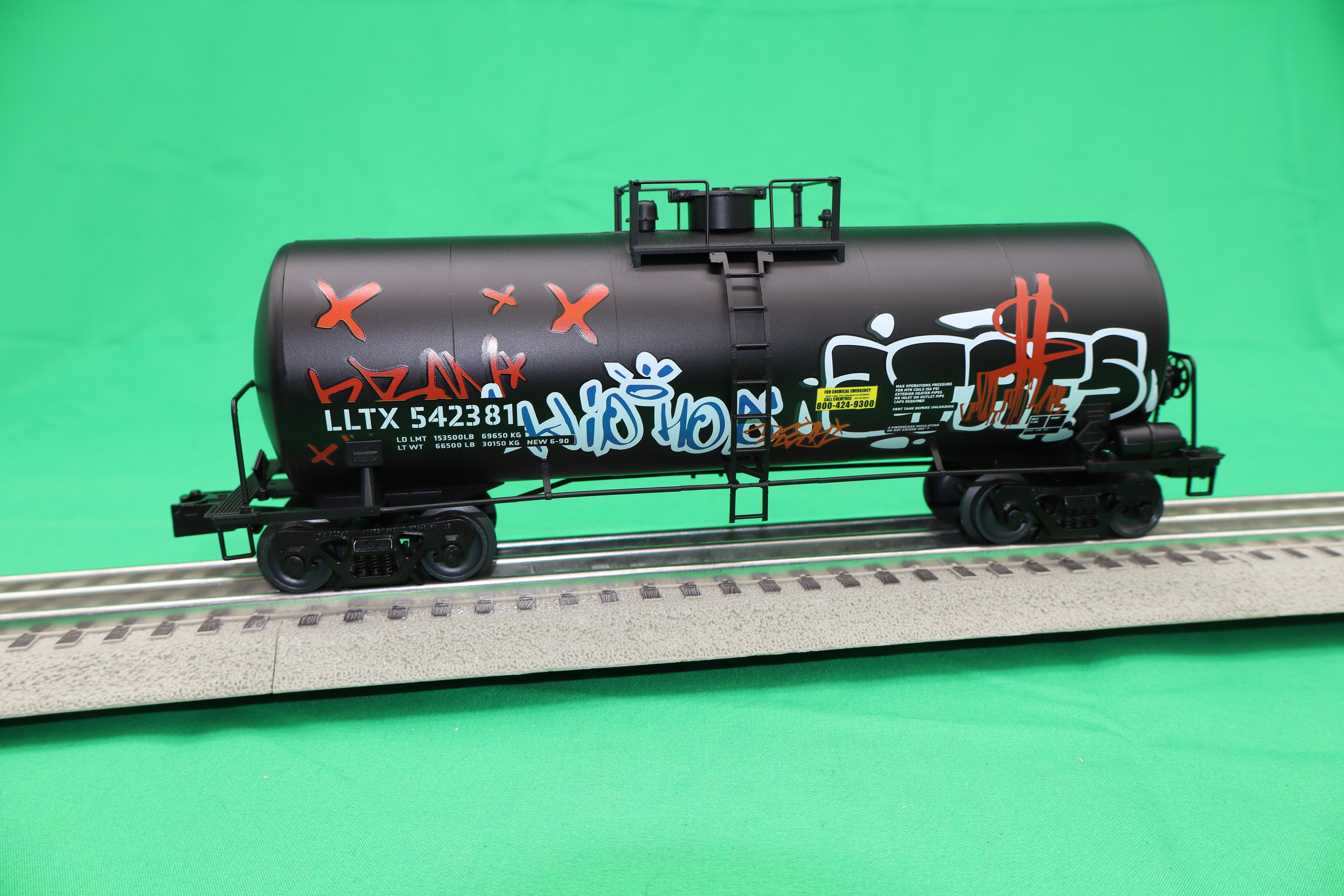 Lionel 2542381 - 40' Tank Car "LLTX" #542381 (Graffiti)