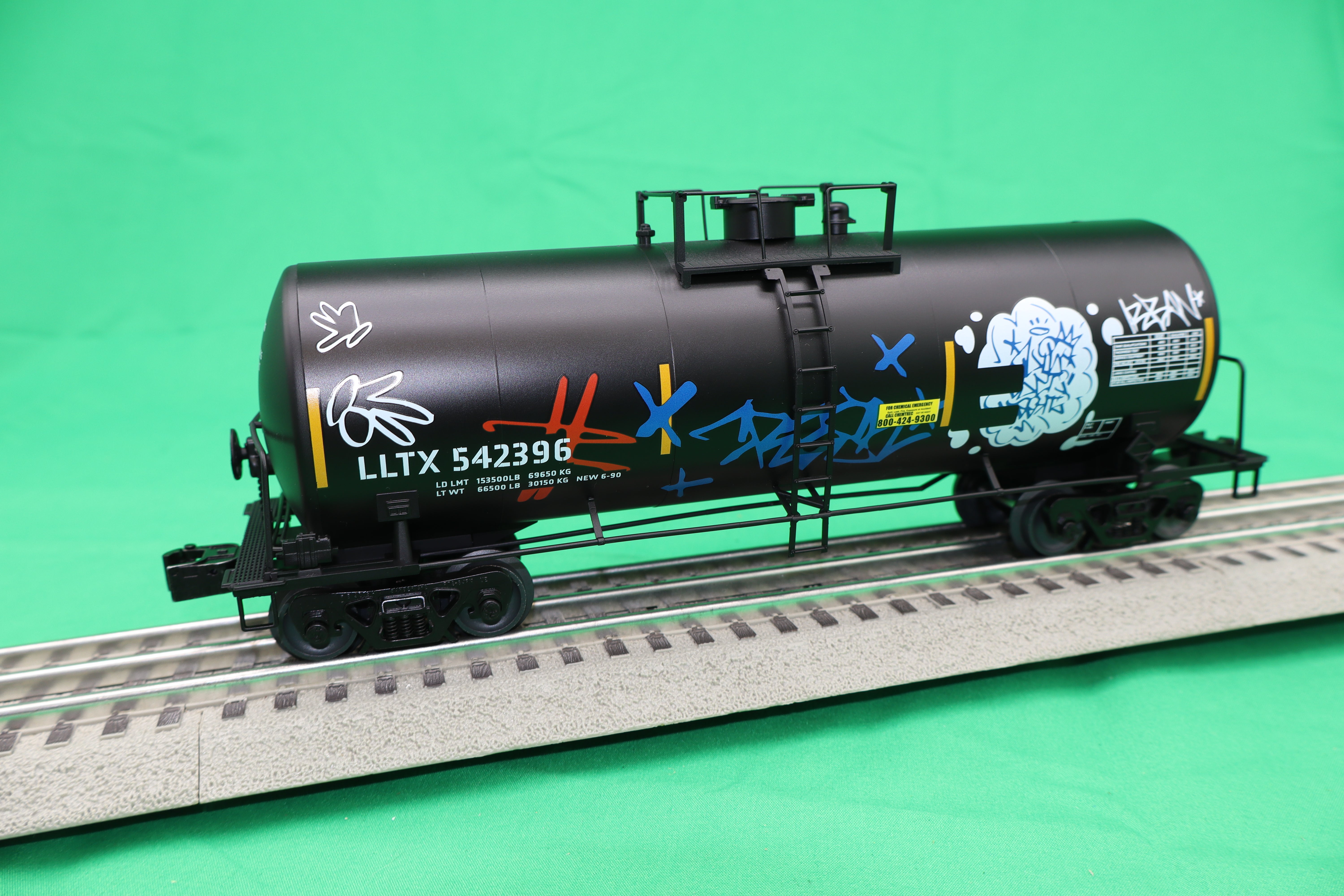 Lionel 2542382 - 40' Tank Car "LLTX" #542396 (Graffiti)