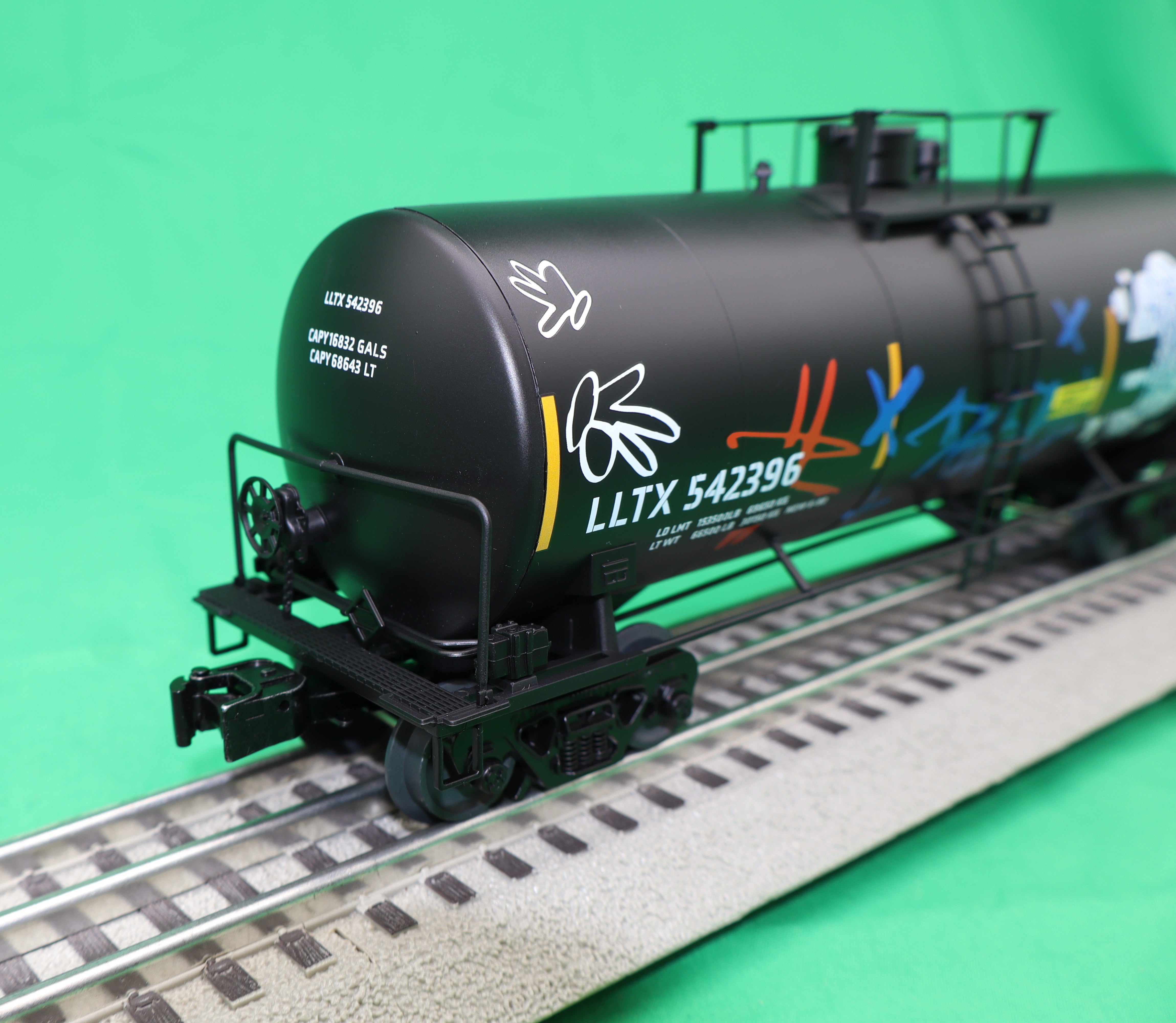 Lionel 2542382 - 40' Tank Car "LLTX" #542396 (Graffiti)