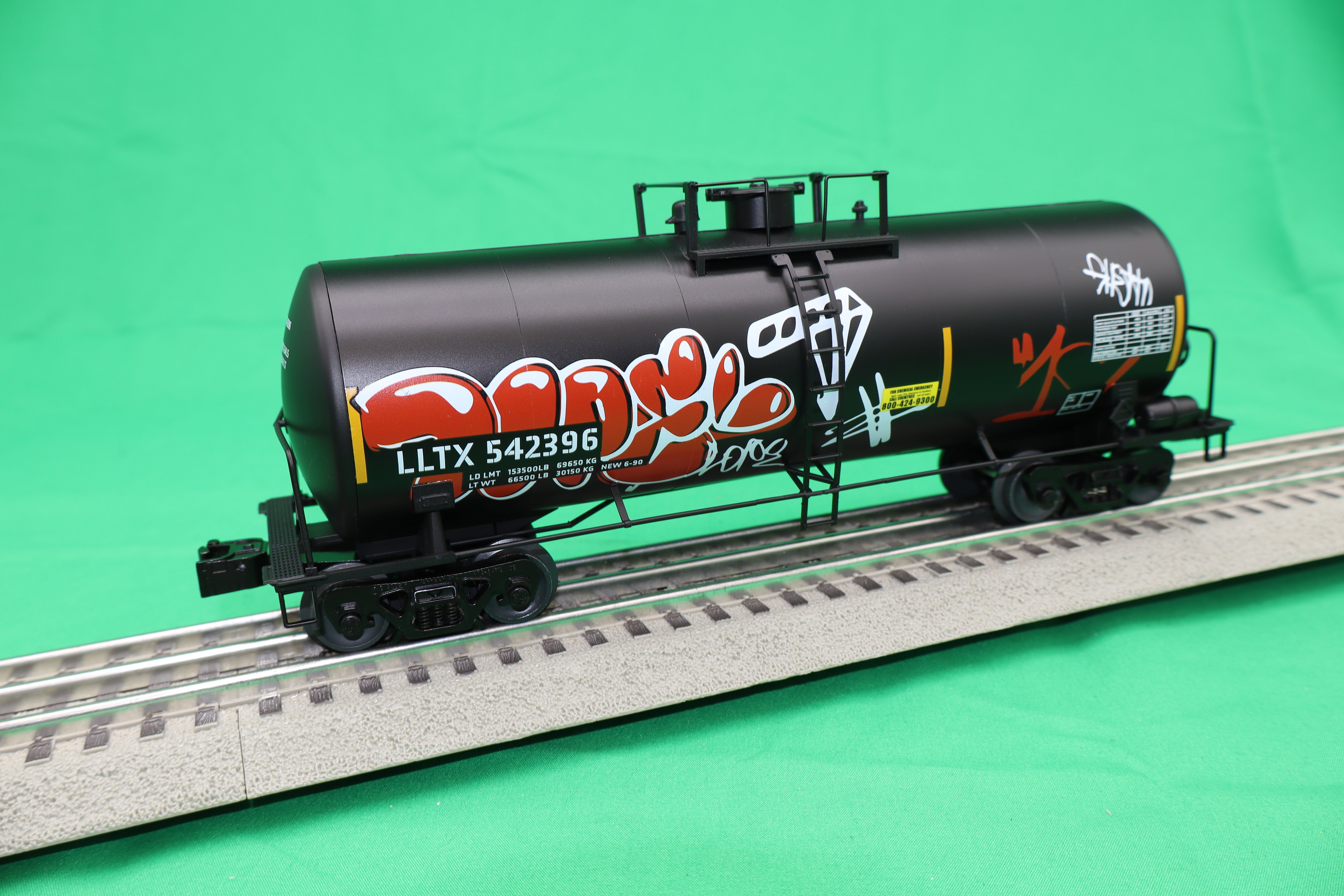 Lionel 2542382 - 40' Tank Car "LLTX" #542396 (Graffiti)