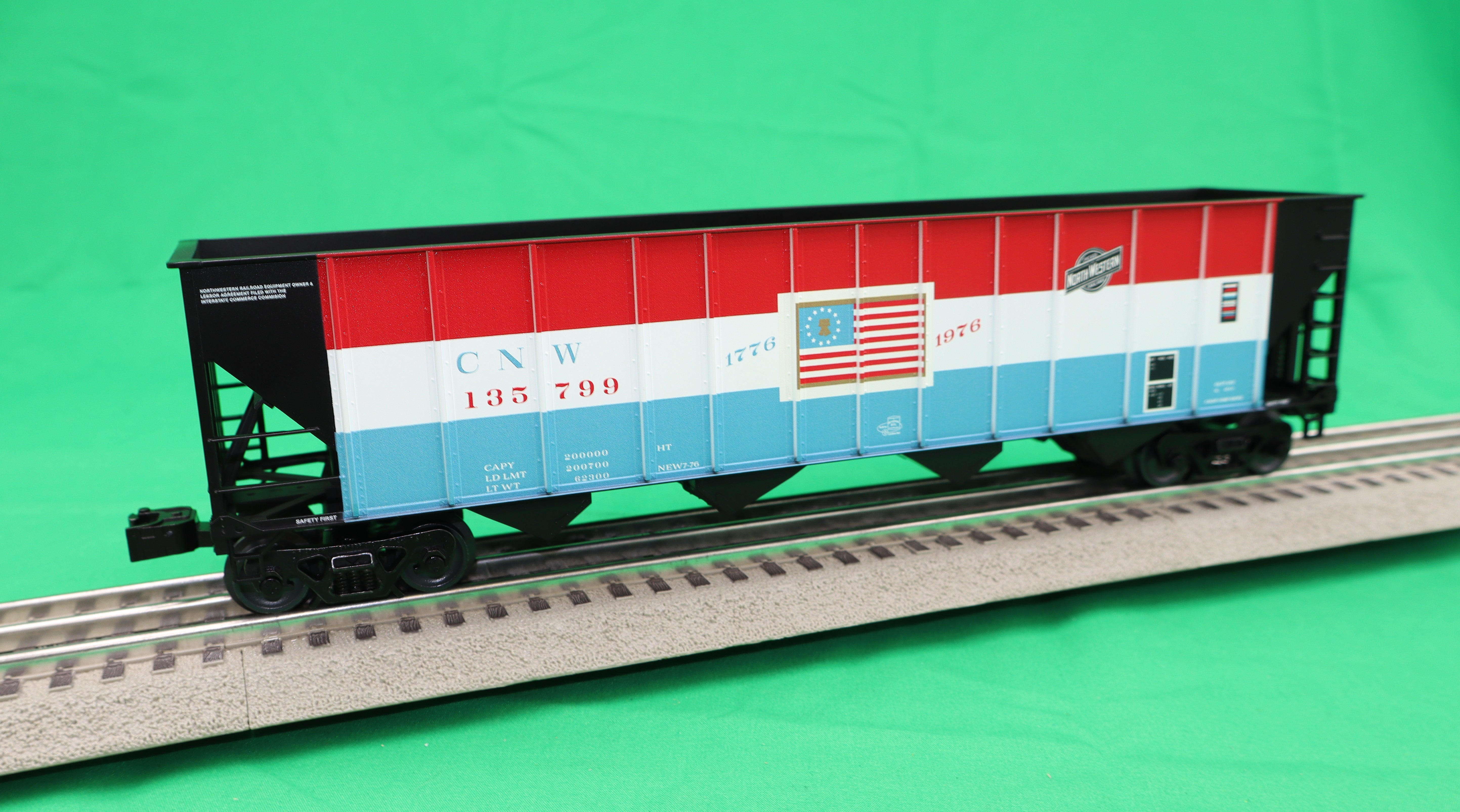 Lionel 2542499 - 4-Bay Hopper Car "Chicago & North Western" #135799 (Bicentennial)