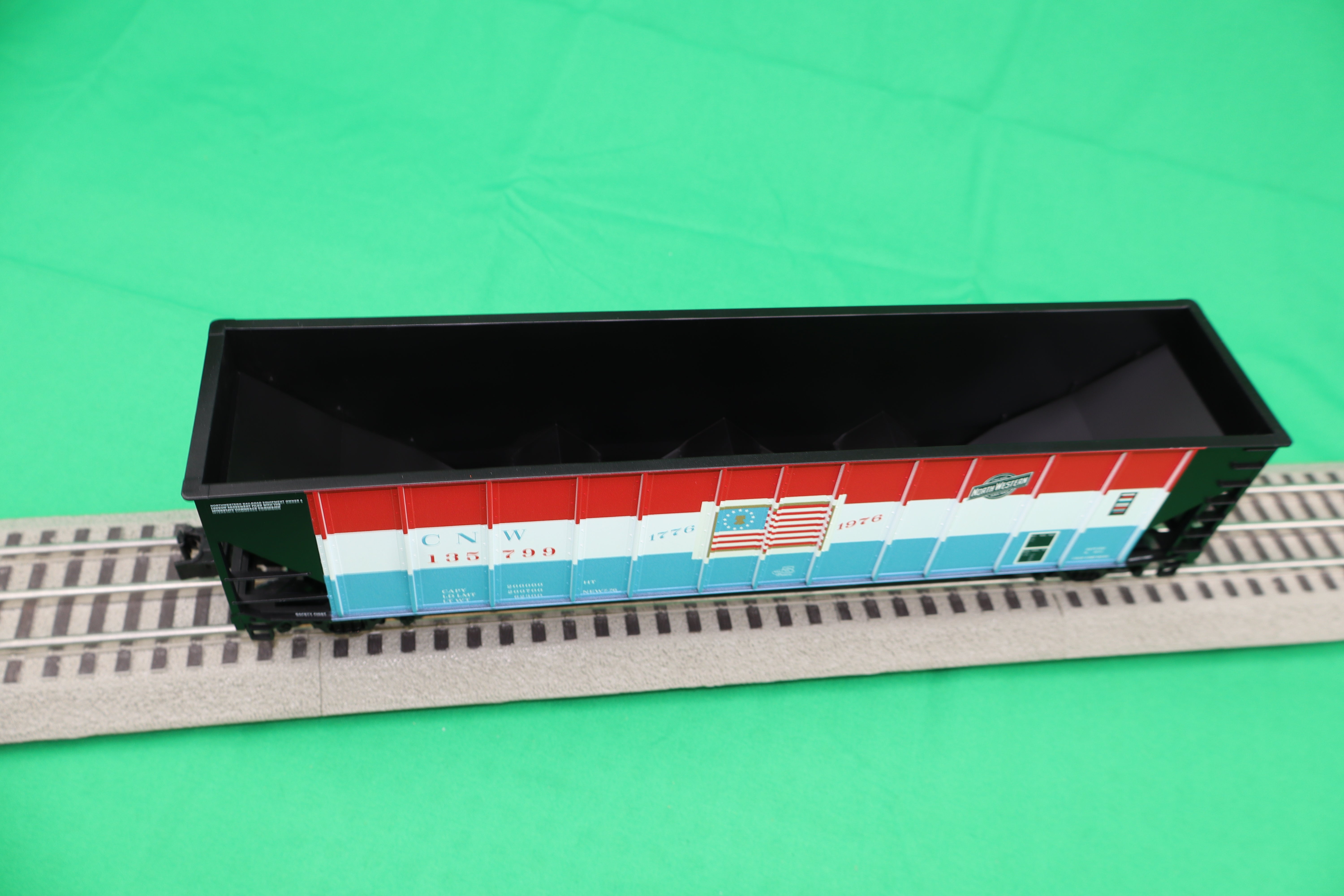 Lionel 2542499 - 4-Bay Hopper Car "Chicago & North Western" #135799 (Bicentennial)