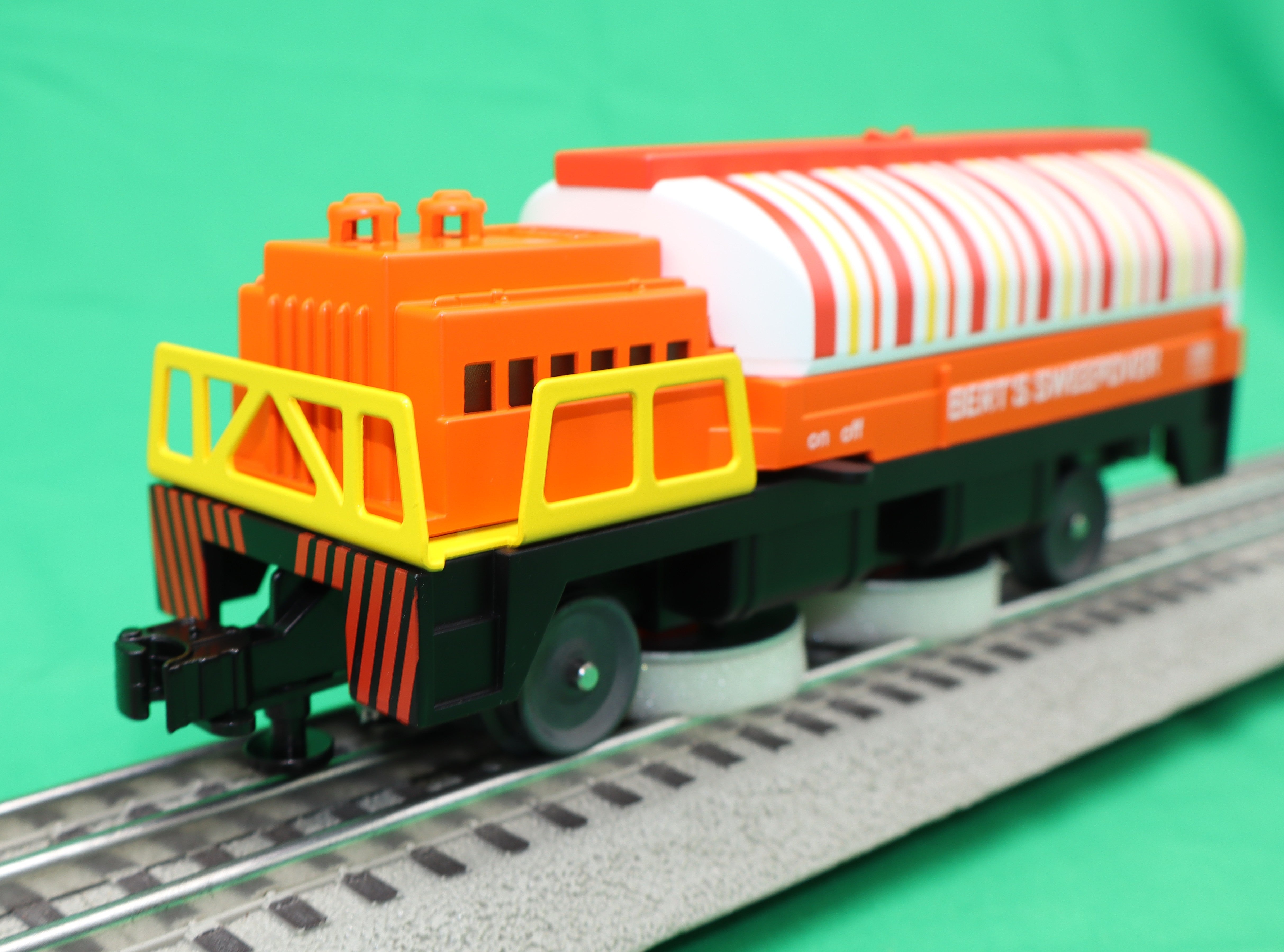 Lionel 2528880 - Track Cleaning Car "Bert's Sweepover"