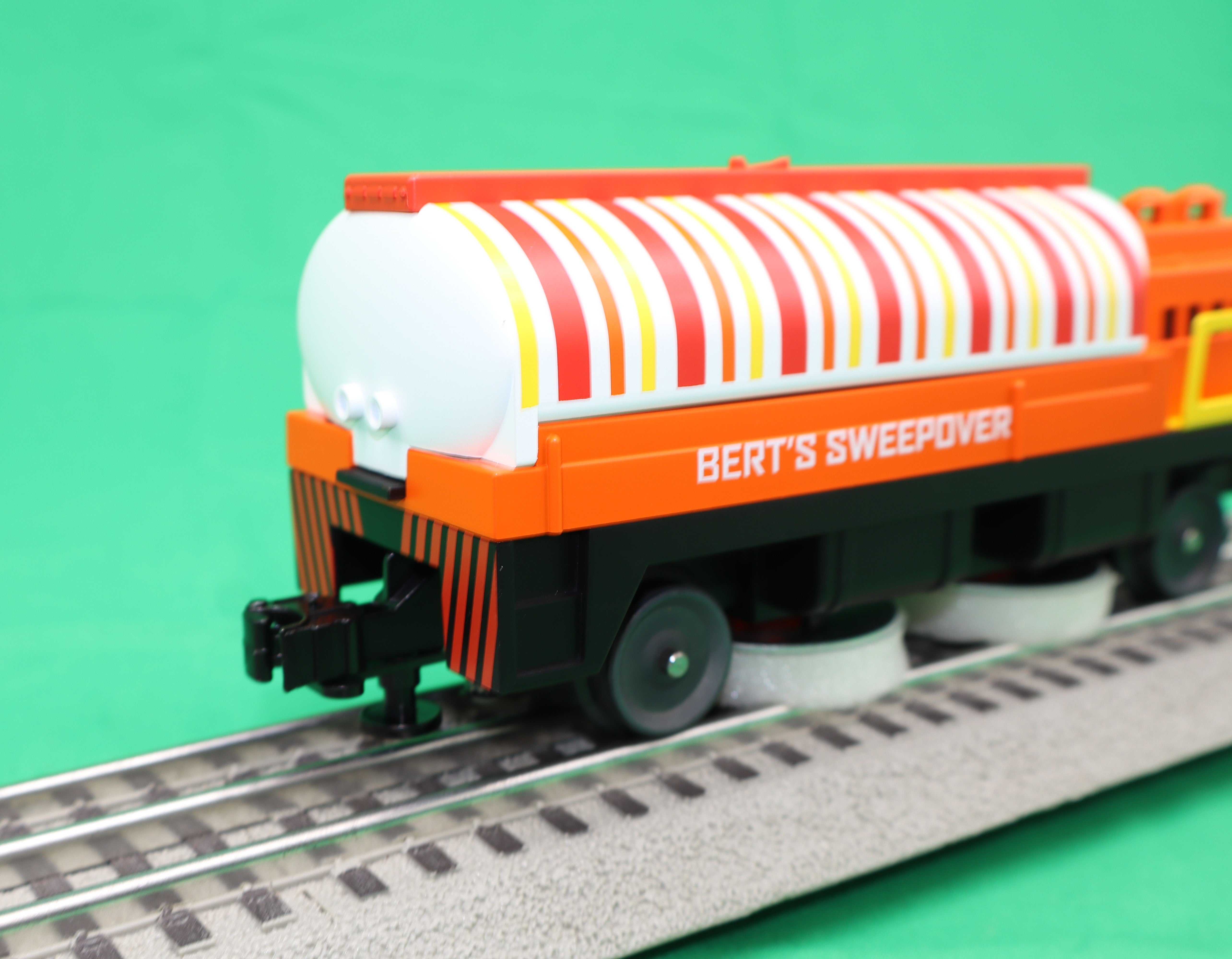 Lionel 2528880 - Track Cleaning Car "Bert's Sweepover"