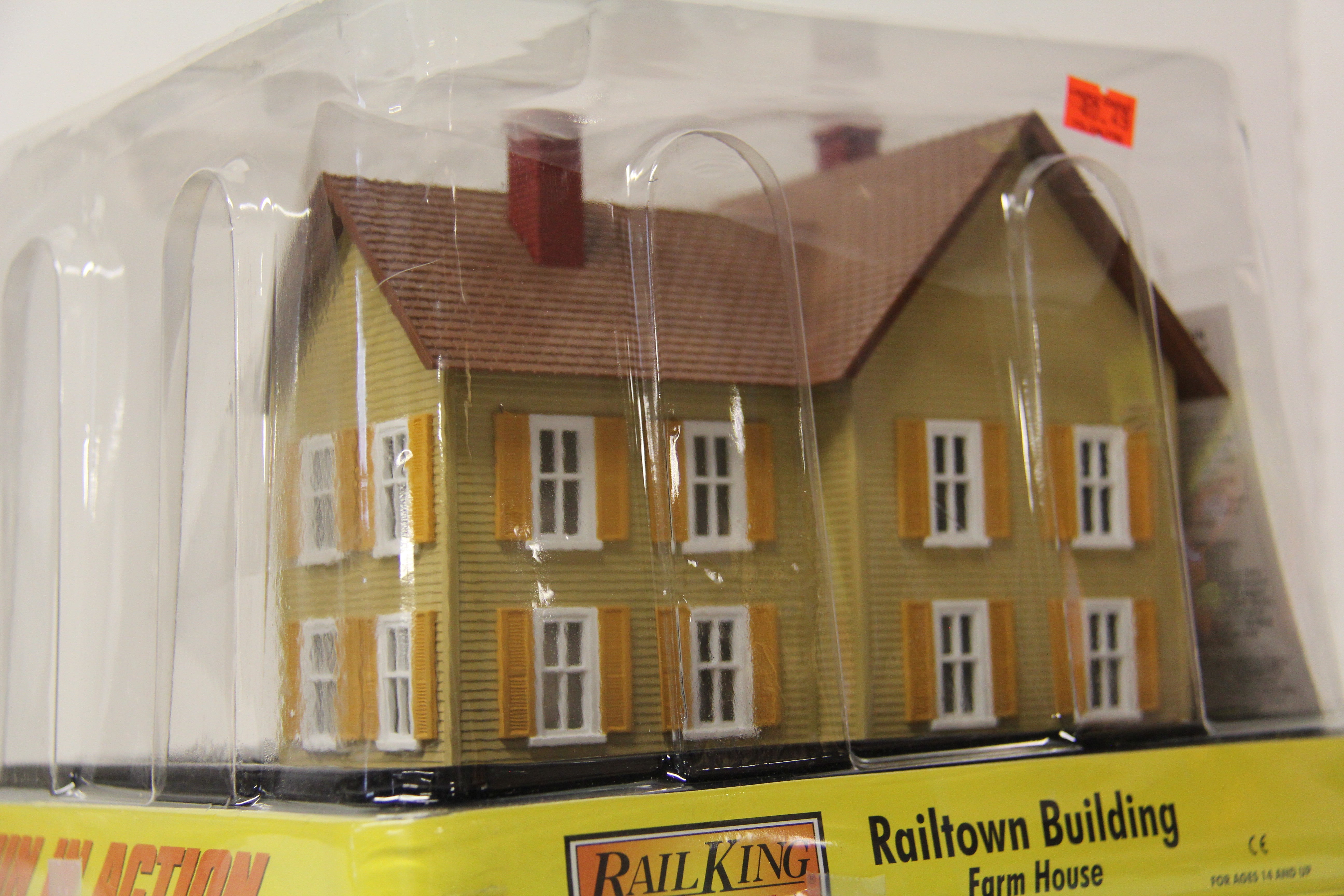 Rail King 30-90178 Farm House Cream w/ Yellow Shutters-Second hand-M6579