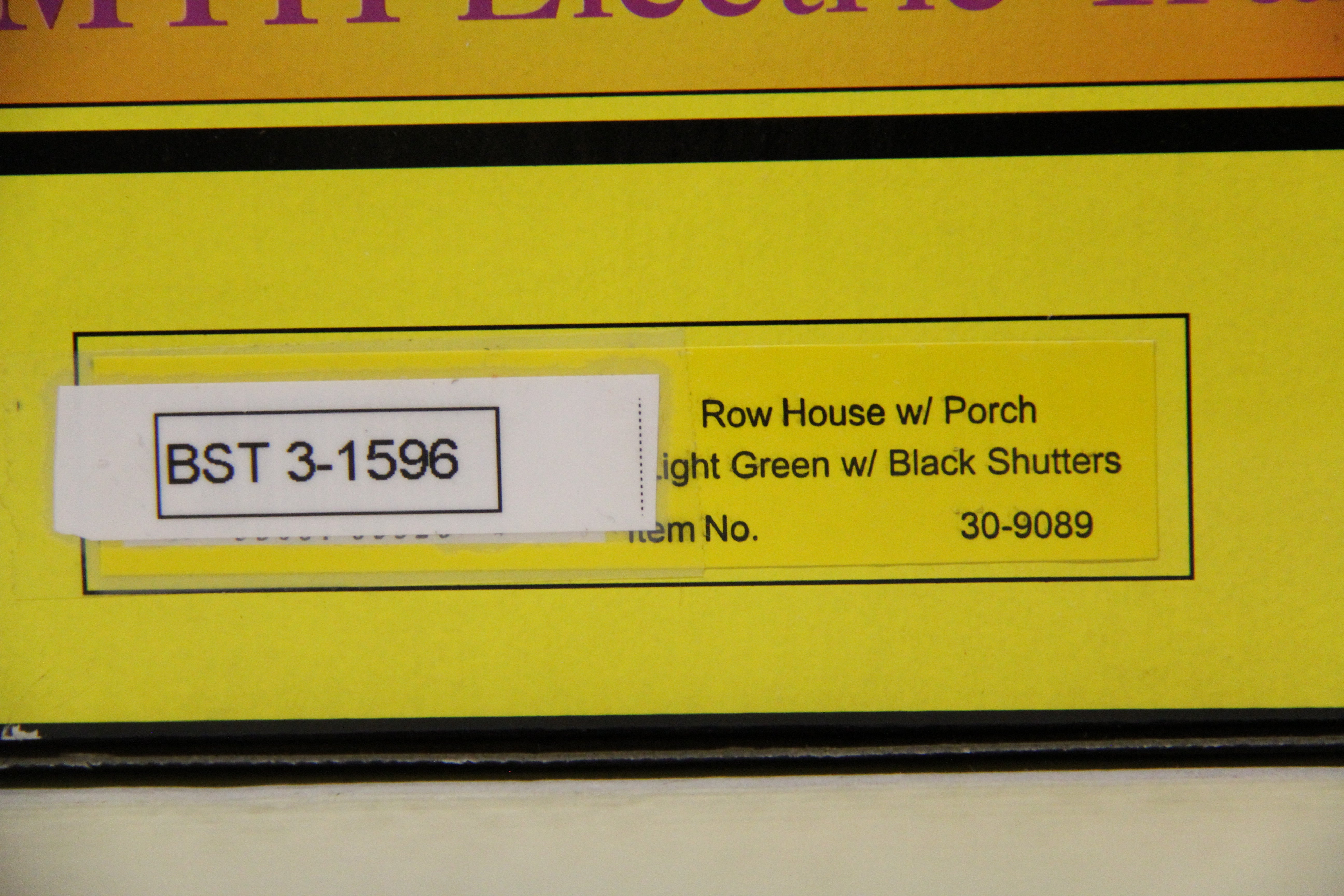 Rail King 30-9089 Row house w/ Porch Light Green w/ Black Shutters-Second hand-M6589